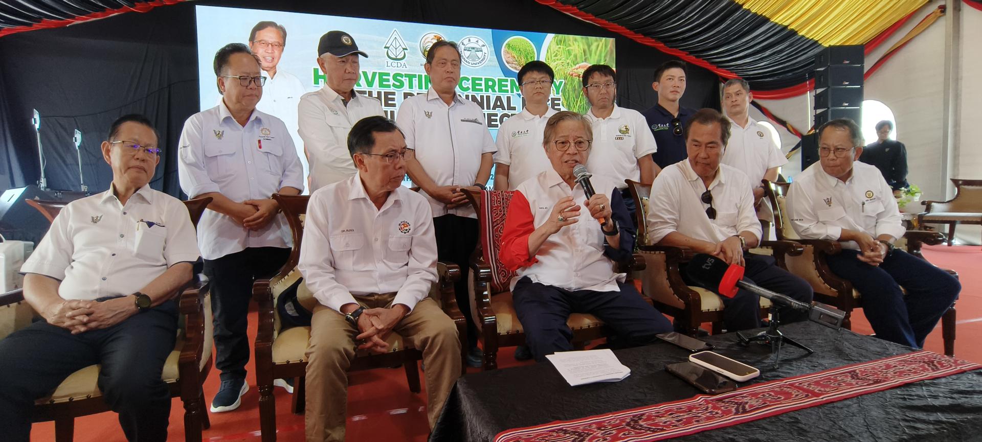 砂总理拿督巴丁宜丹斯里阿邦佐哈里（中）出席新闻发布会，讲解多年生水稻发展前景。