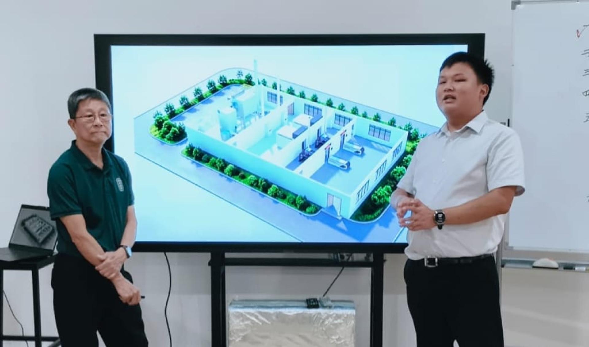 厂商董事长温博文（右）透过3D透视图，解析火化及尾气炉的安置与流程，左为秘书长沈仁祥