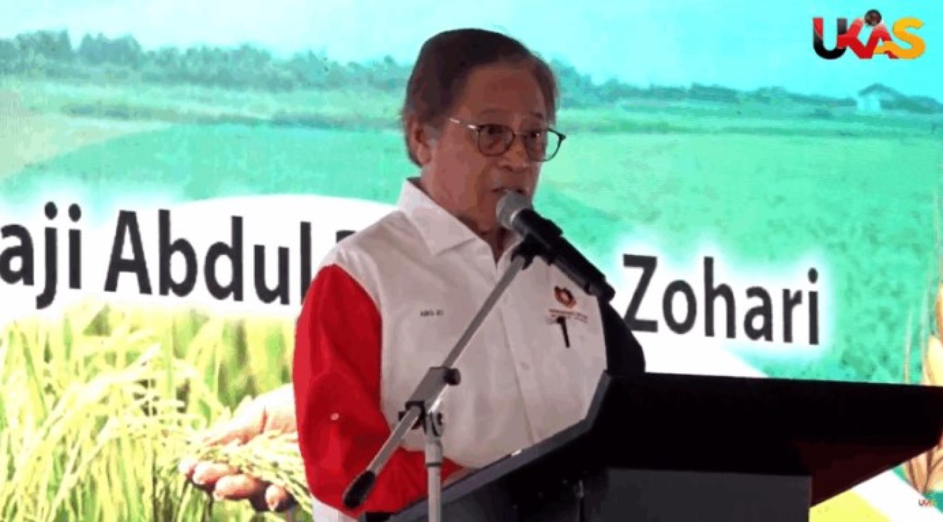 阿邦佐哈里于2026年8月6日在美里瓜拉巴南SWRCH SK主持多年生稻试验计划收割仪式时发表讲话。（图片来源：UKAS直播截图）