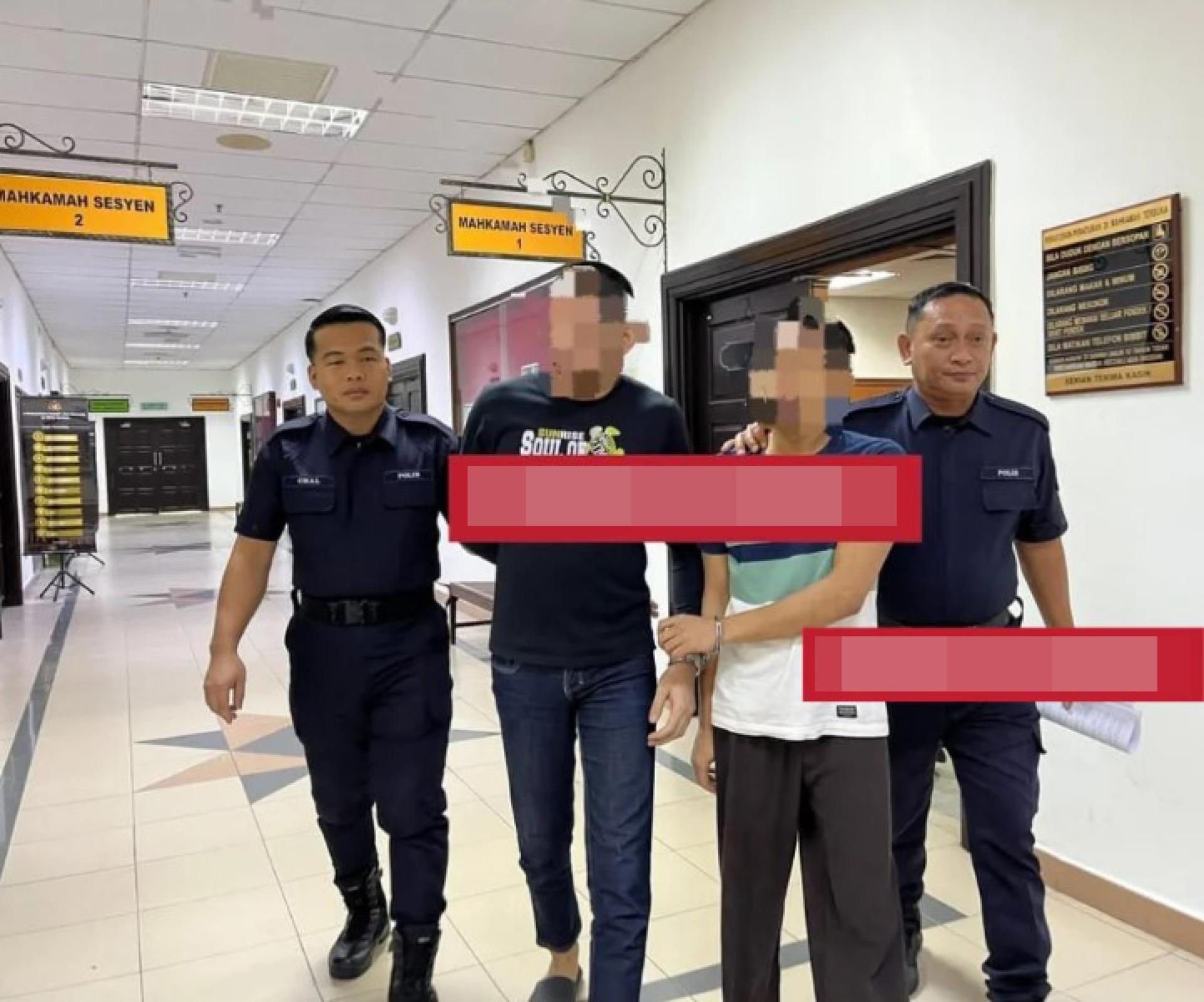 两名被告今日在警方押送下离开第一地庭法庭室。