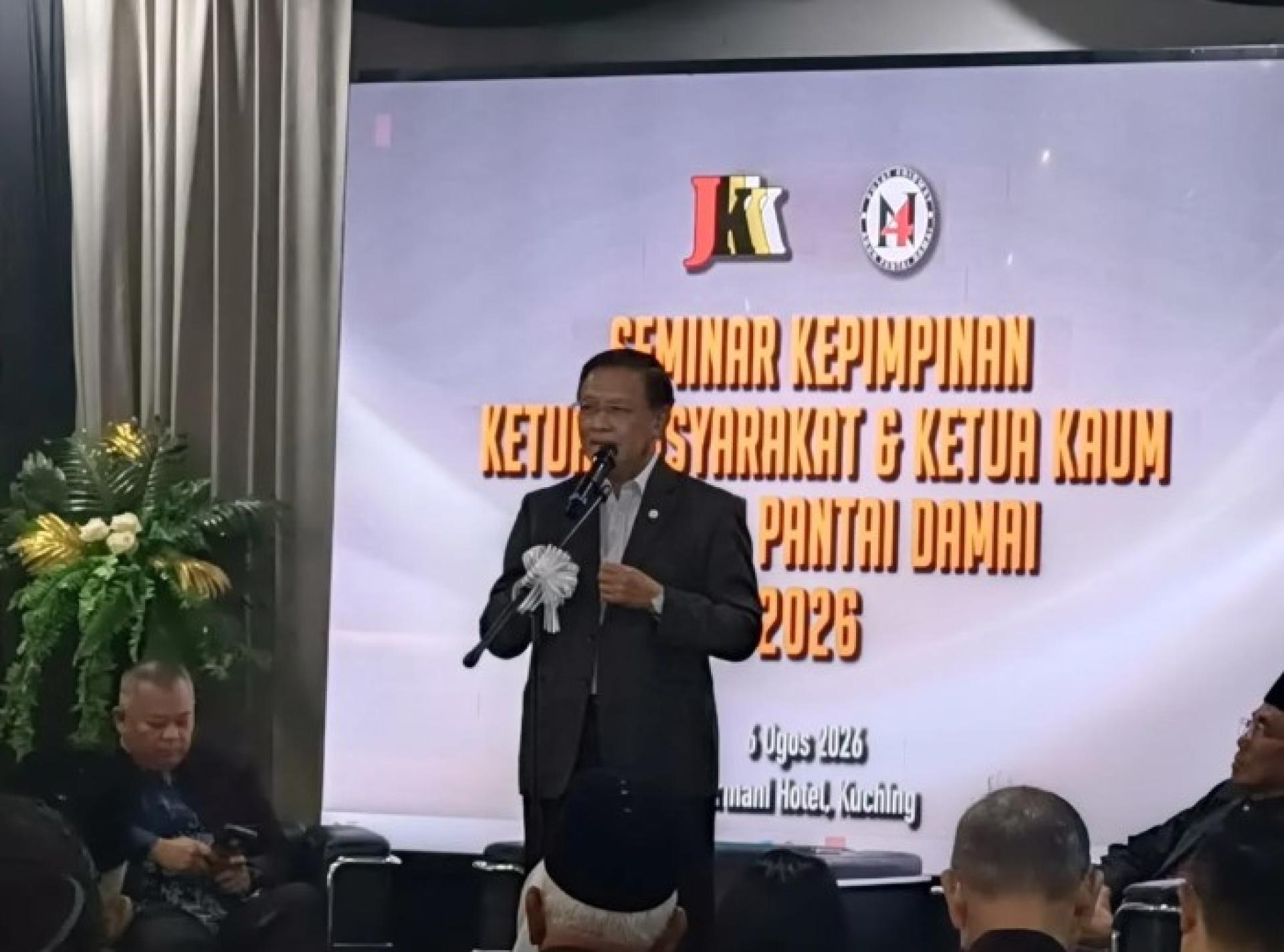 阿都拉曼朱乃迪今日在古晋举行的达迈海滩州选区KMKK领导研讨会上发表讲话。