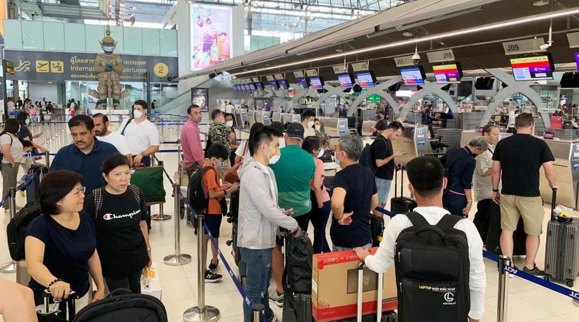 泰国机场安检人员如怀疑托运行李内含有禁运物品，可在旅客不在场的情况下直接开箱检查。