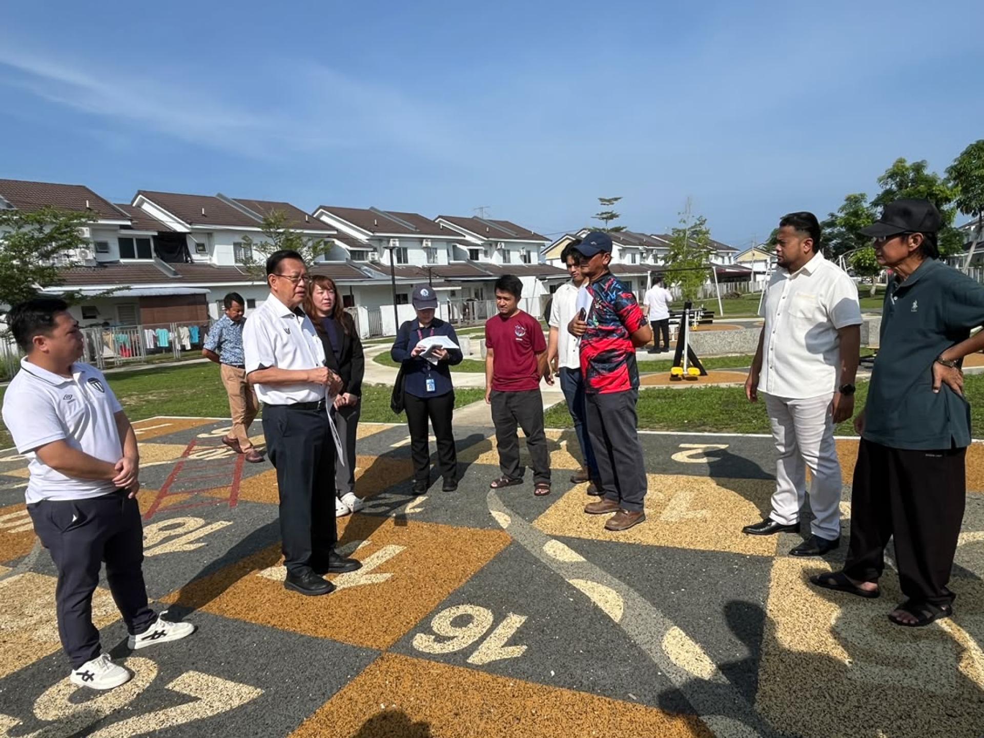 拿督斯里李景胜（左2）巡视耗资25万令吉兴建的美丽雅花园休闲公园。