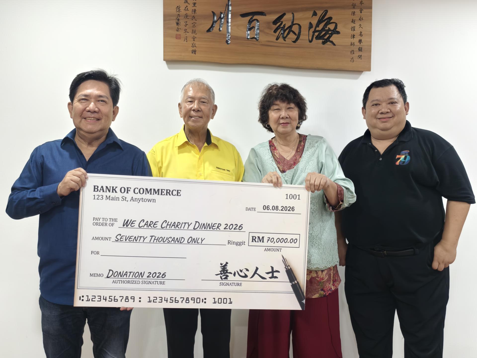本地歌手兼慈善大使关逸凡（左1）在砂旅游副部长拿督陈超耀（左2）见证下，将7万令吉捐款移交予马来西亚糖尿病协会美里分会主席陈超梅（右2）及秘书张旗何。