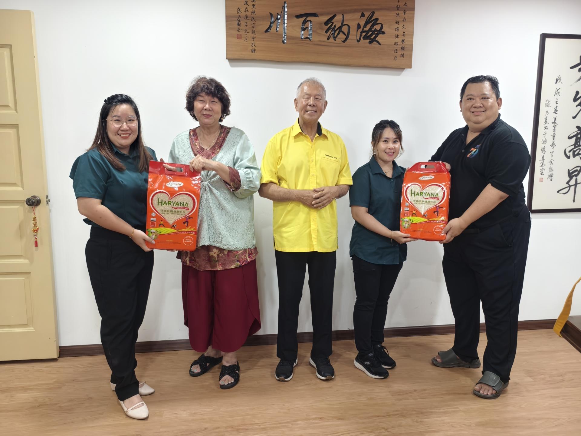 砂旅游副部长拿督陈超耀（中）见证同成发（Liansin）市场发展执行员丘紫霞（左1）及代表移交赞助品予马来西亚糖尿病协会美里分会主席陈超梅（左2）及秘书张旗何（右1）。