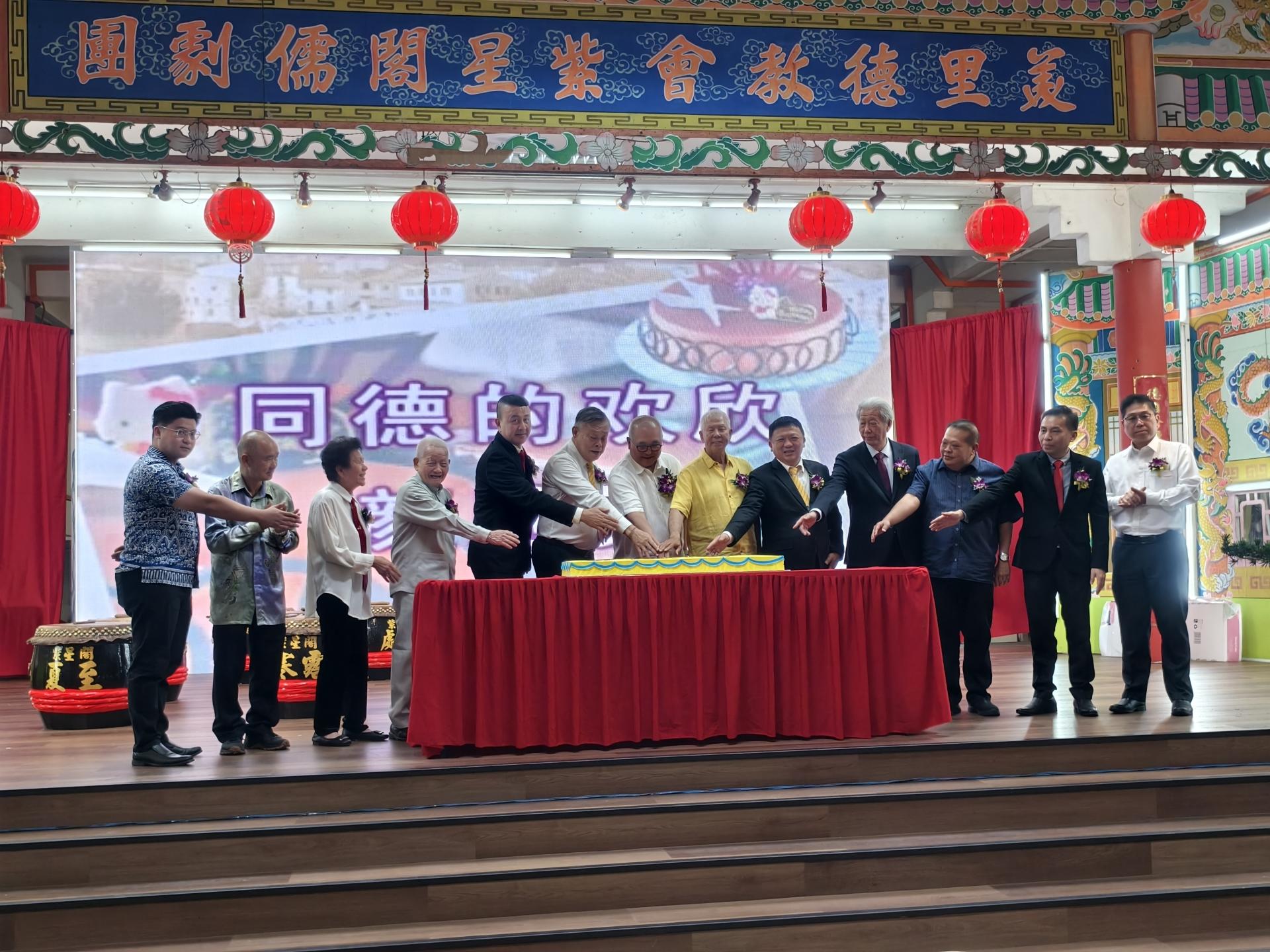 主宾席嘉宾合切紫星阁52周年庆蛋糕。左起为美里区国会议员兼联邦旅游部副部长赵俊文的代表邹梓建、刘小源、陆艳琼、蔡高船、筹备会主席沈金生、美里德教会紫星阁阁长许为隆、主宾美里市长俞小珊、砂旅游部副部长兼紫星阁名誉顾问拿督陈超耀、马来西亚德教联合总会署理会长兼砂拉越德教联合会总会长天猛公郭翼昇，以及东马德教联合会总会长贝清湛等。