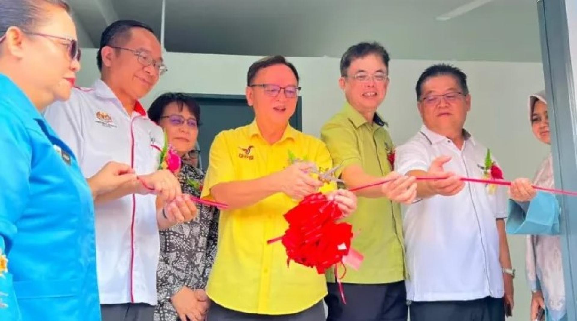 2026年8月7日，罗克强（中）与其他嘉宾出席巴达旺10哩妇幼保健诊所新扩建建筑启用仪式。照片：Ukas。
