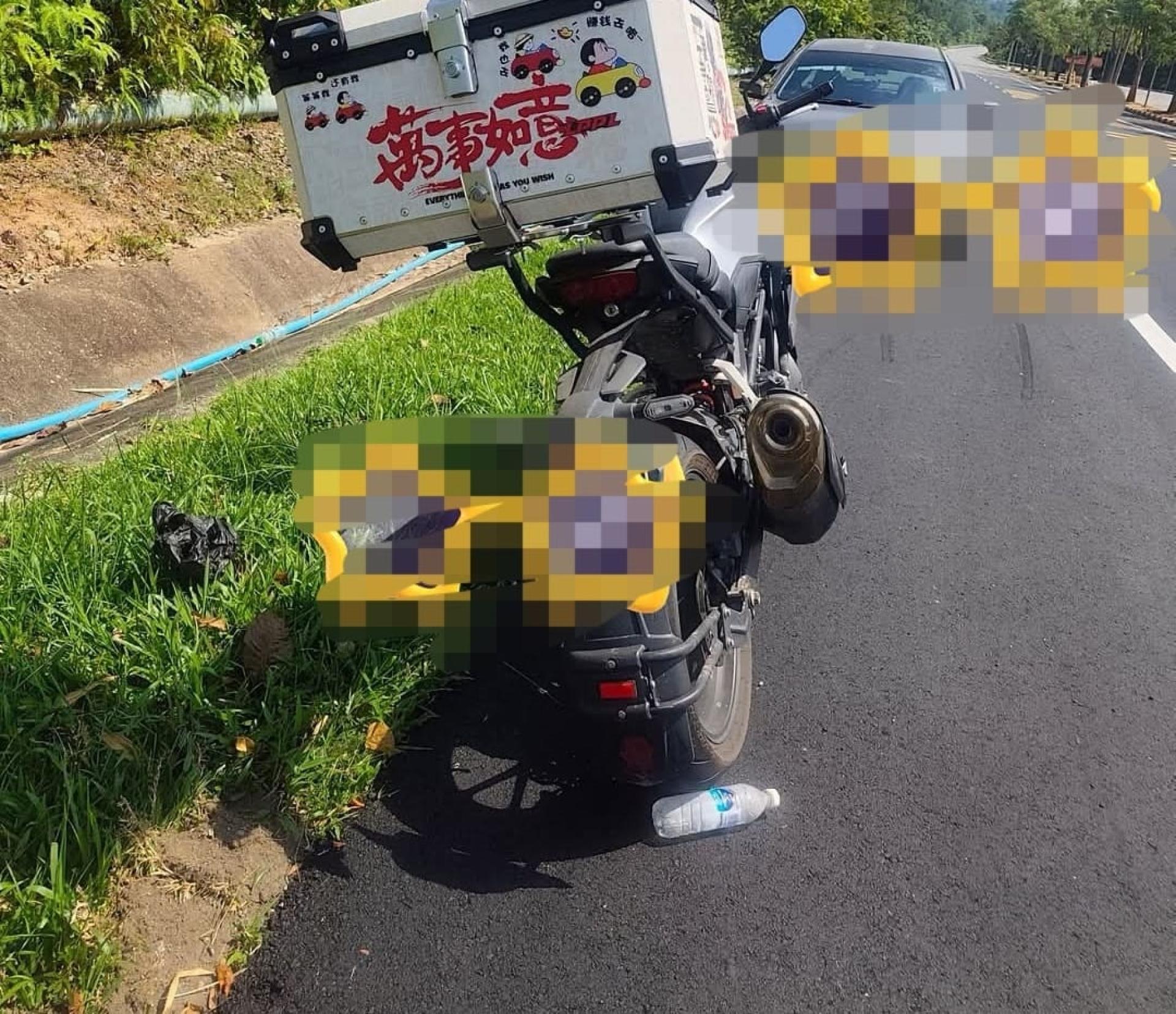 死者彭顺扬的摩托车停留在柏里斯湖路多日，被揭发车主已身亡。