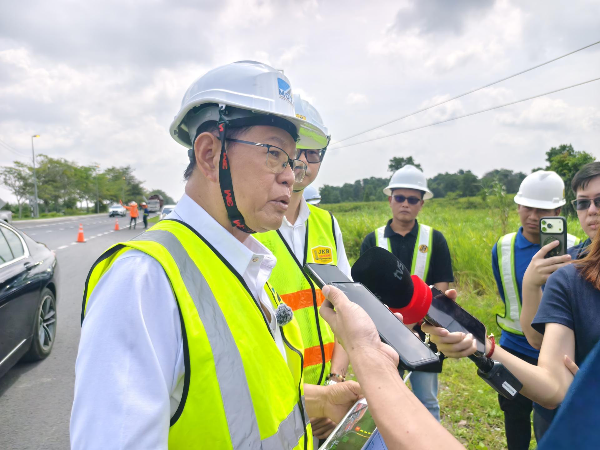 拿督斯里李景胜向媒体发表谈话，说明道路提升工程进展及双溪都九关卡课题。