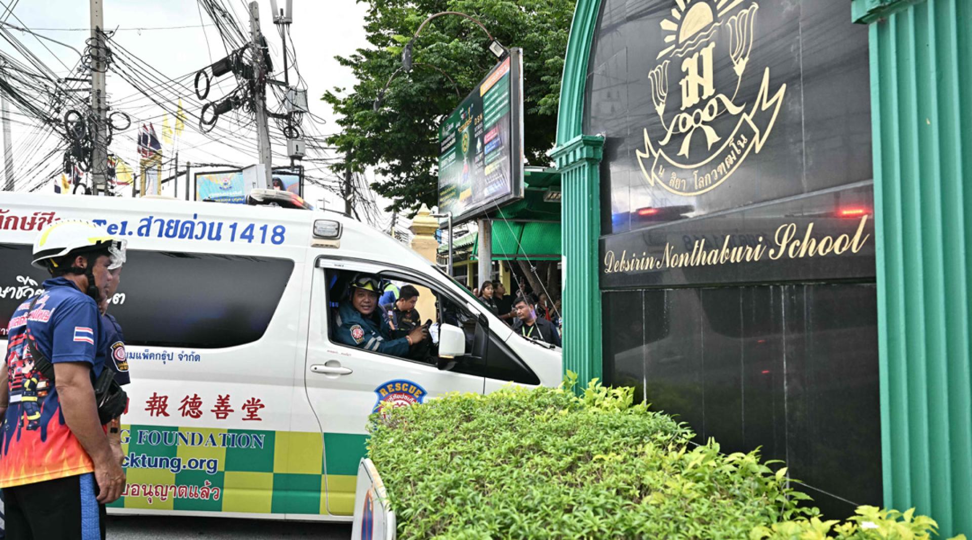 救护车驶入案发学校。