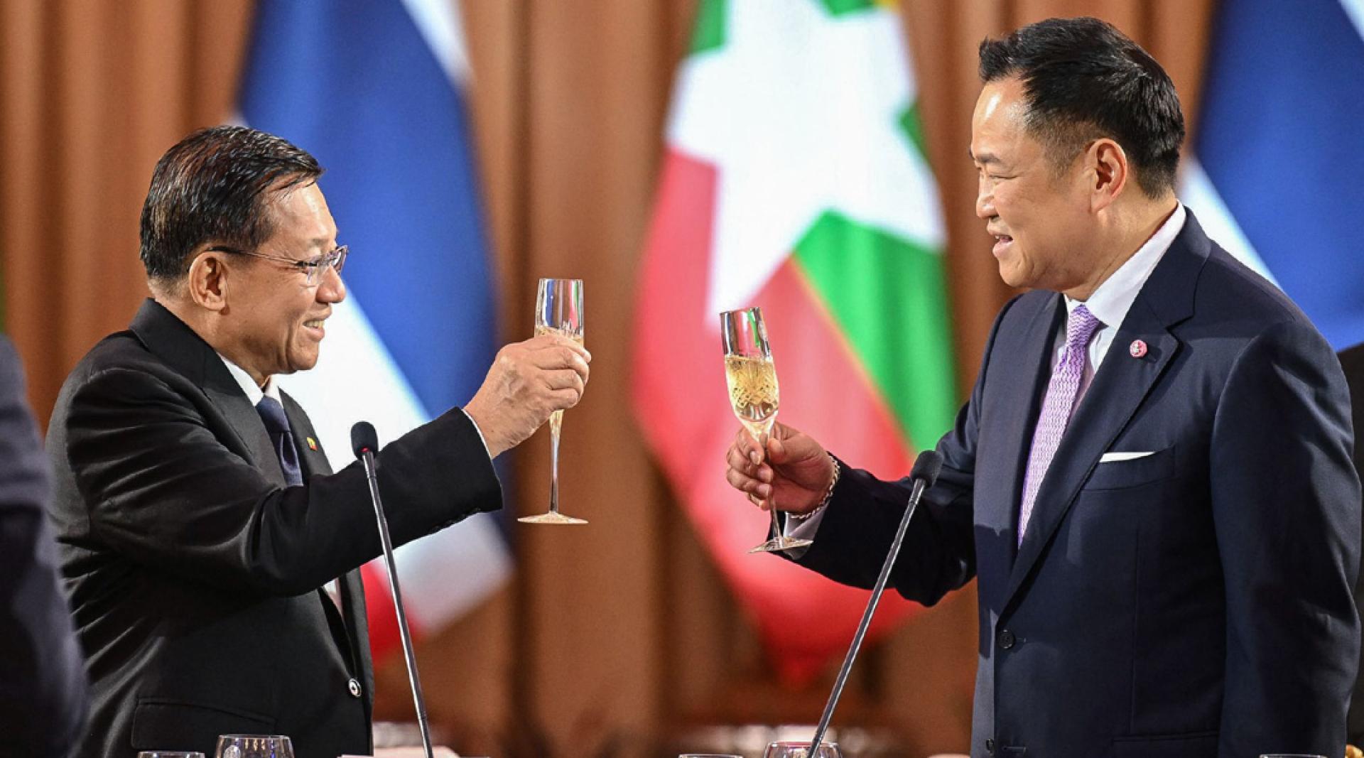 阿努廷与敏昂莱（左）在曼谷首相府举行的正式晚宴上举杯致意。