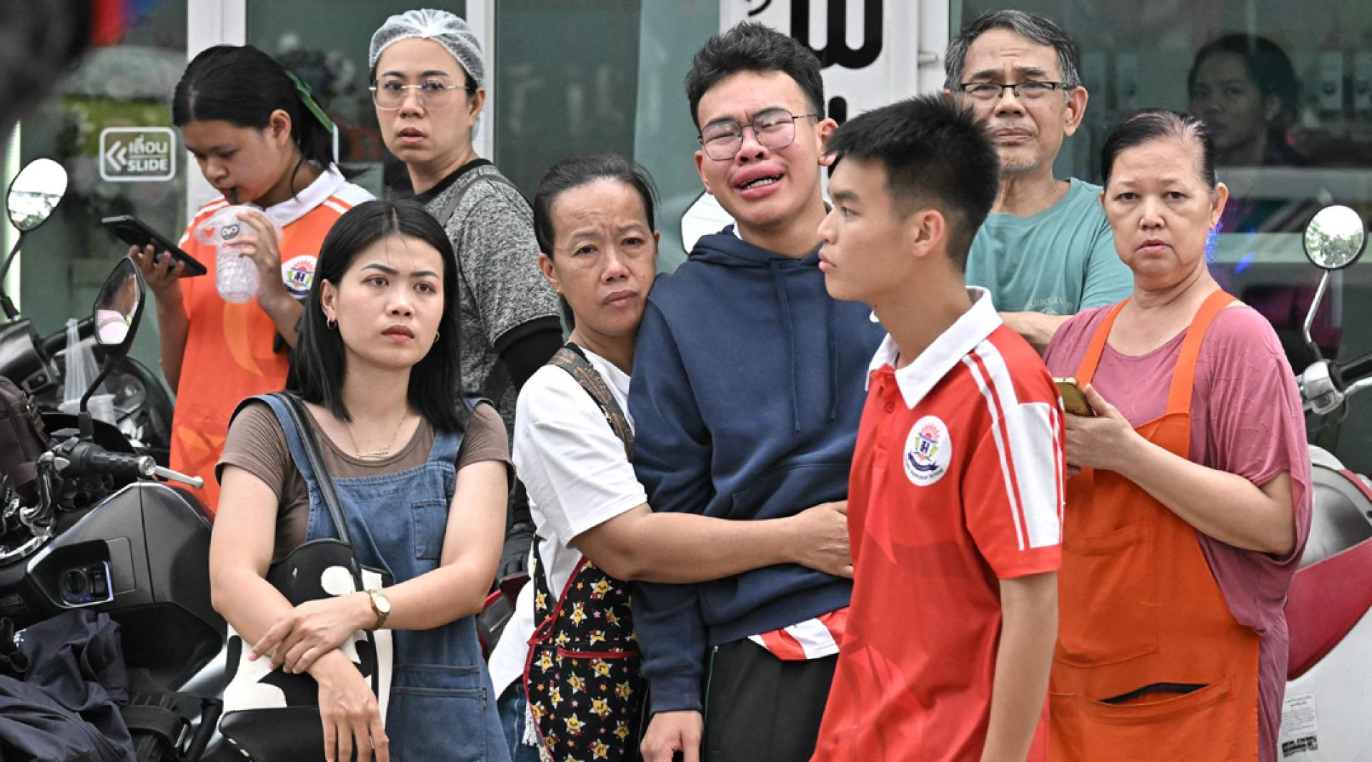 案发后，聚集人群校门外。