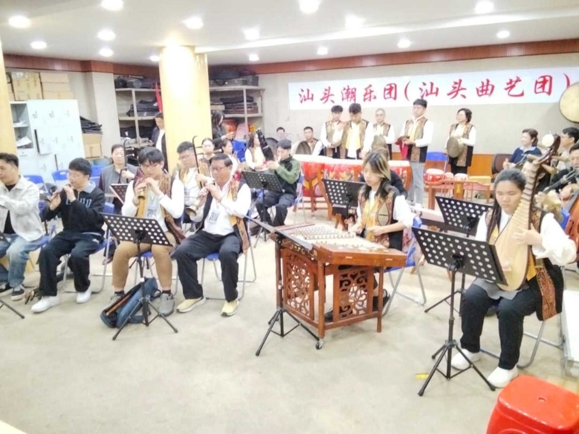 民众可欣赏传统戏曲与音乐艺术。