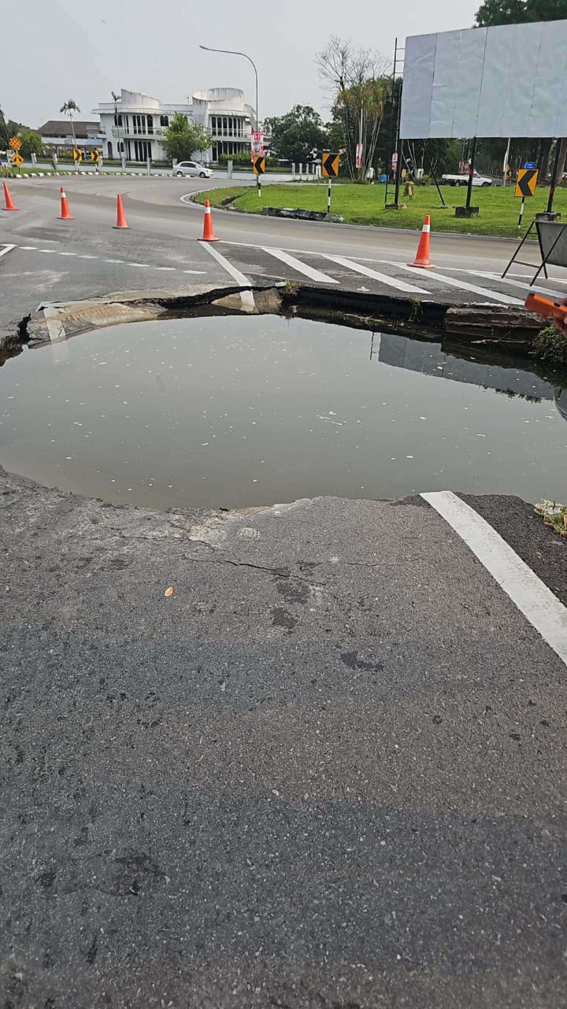 埔奕3路交通圈路段因地下水管爆裂，导致路面严重塌陷，出现巨大坑洞。
