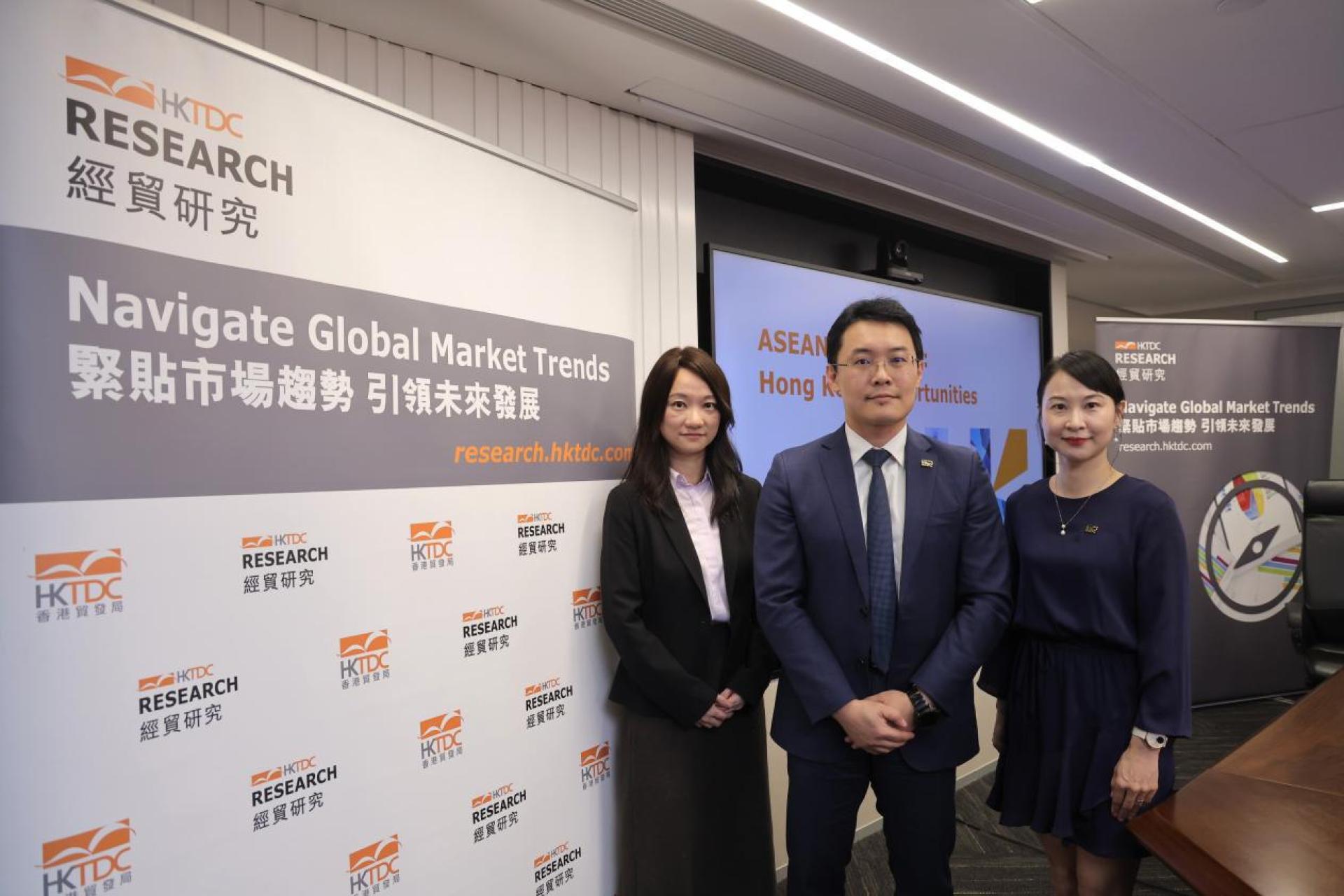 香港贸发局研究总监庞溟（中）、首席经济师胡洁雯（左），以及高级经济师杨翠丽（右）。