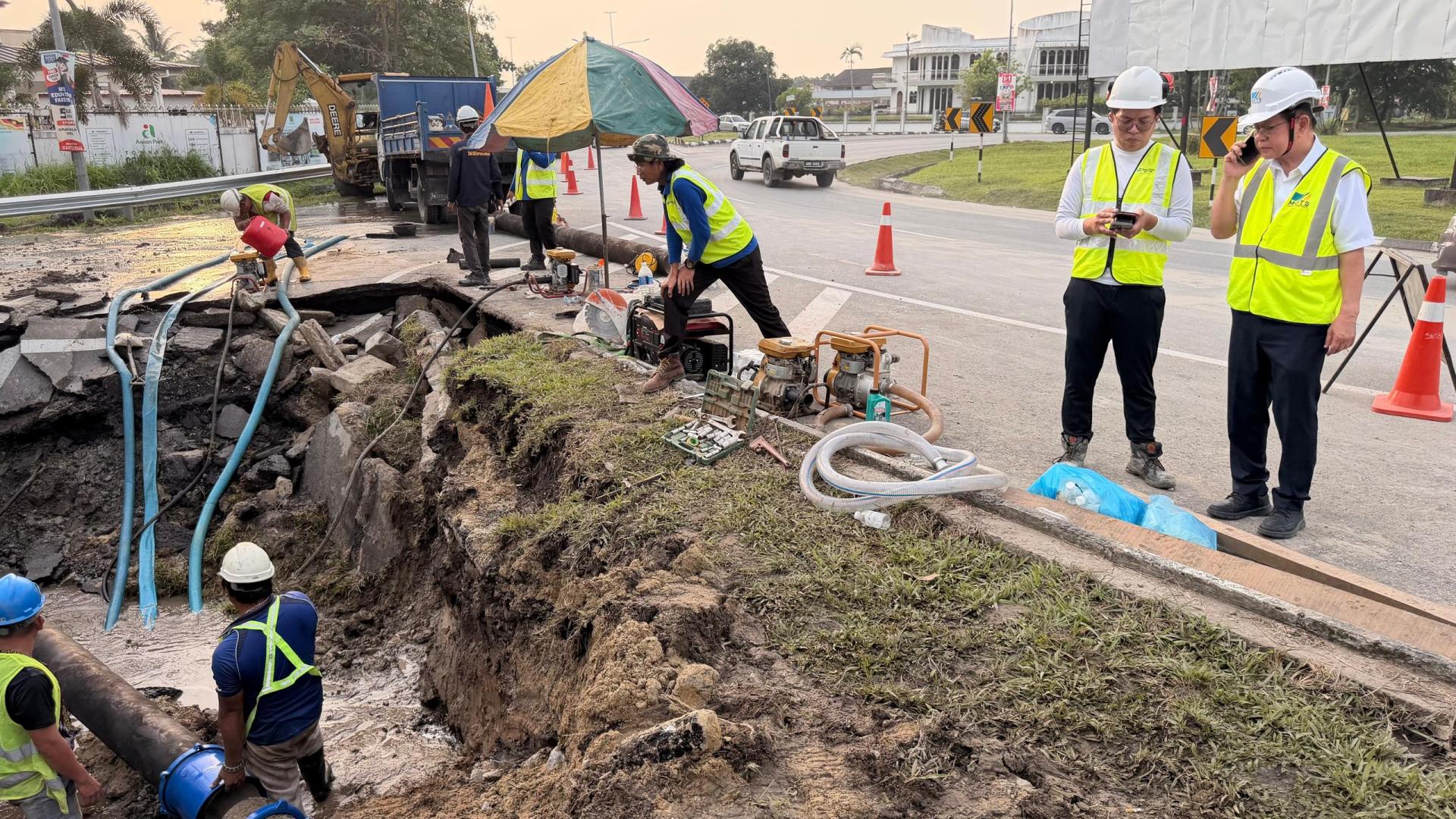 砂拉越交通部长兼史纳汀区议员拿督斯里李景胜巡视位于GK超市、卑尔骚3号路交通岛附近的18寸AC主水管爆裂抢修现场，了解维修工程进展。