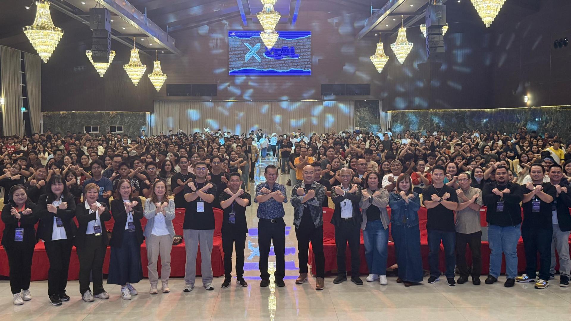 李景胜（左8）与出席“2026年BEM青年爆发”活动的嘉宾及青年大合影。