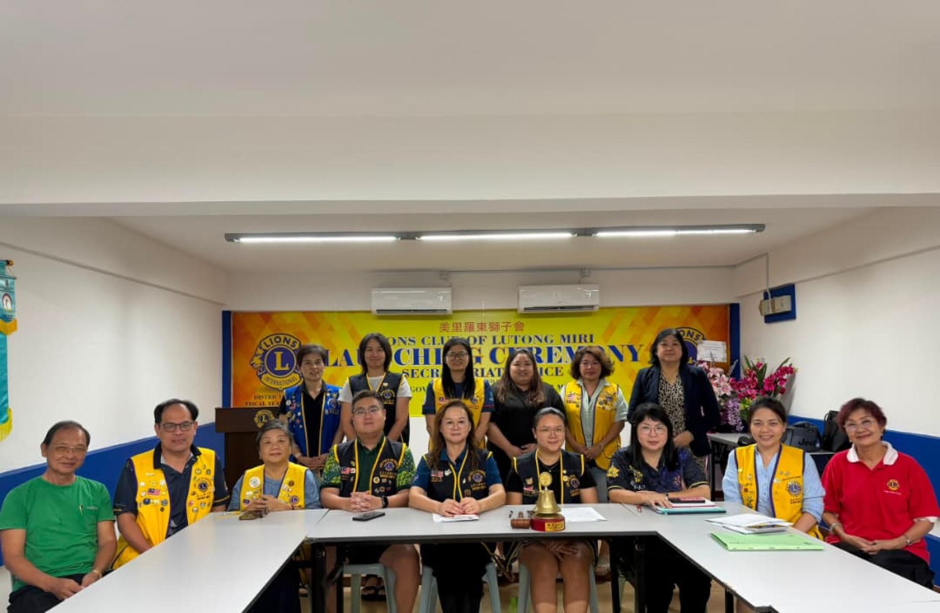 国际狮子会308A2区第四专区第9分区及第10分区的10个狮子会联举主题为“和谐人间”的2026至  2027年和平海报绘画赛首次筹备会议小组合影。坐者中为筹备会主席池秋燕。