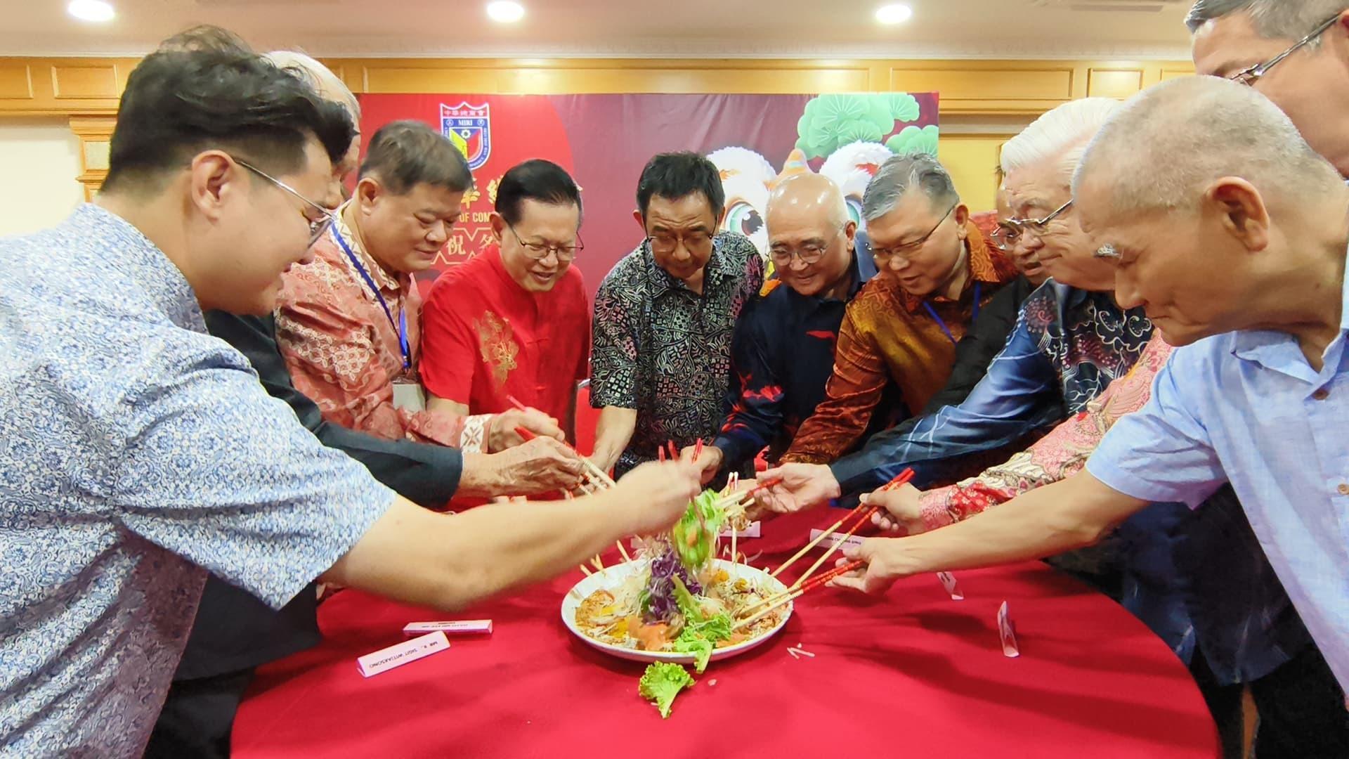 拿督斯里阿都卡林（左5）与各嘉宾进行捞生。