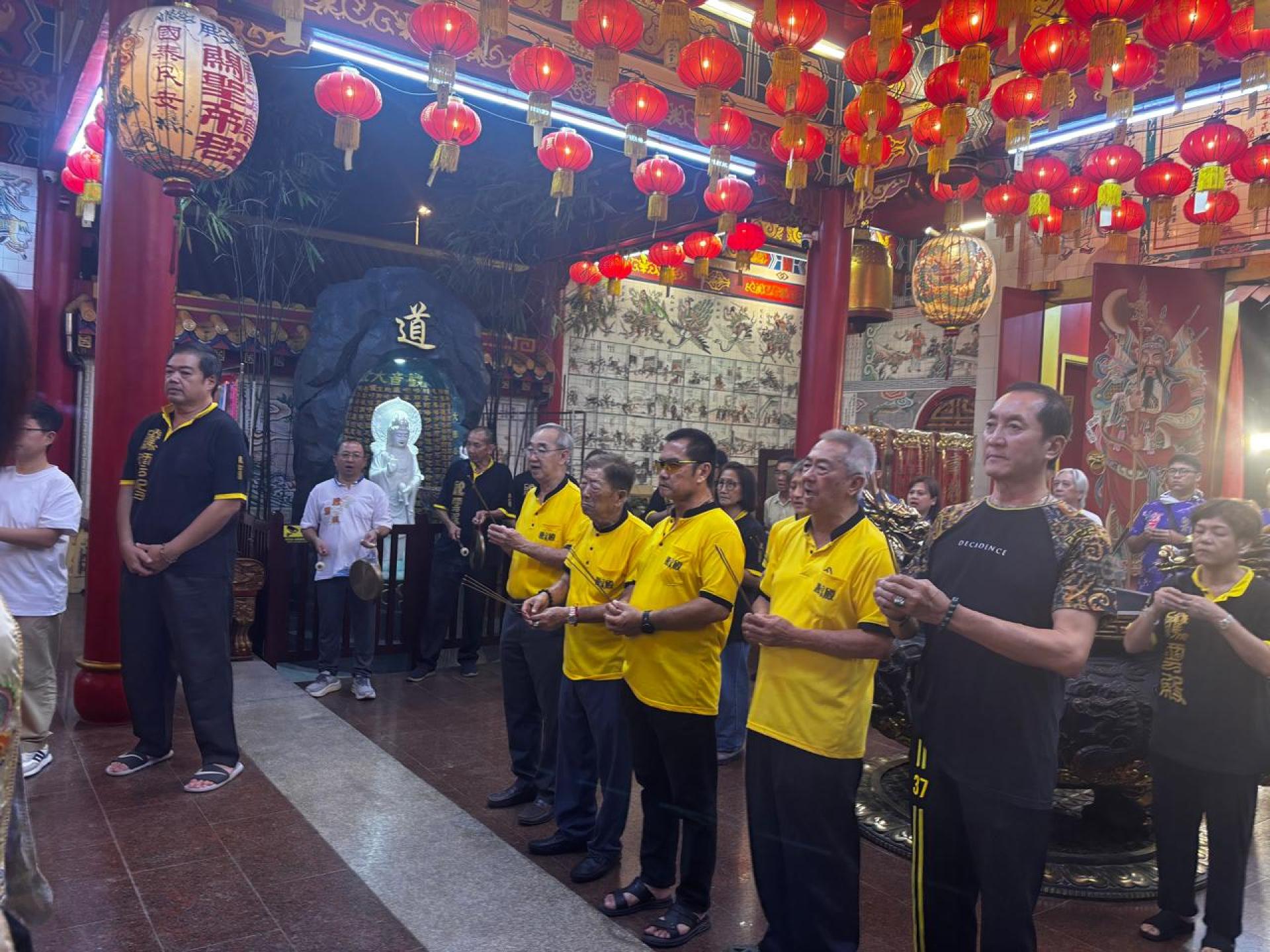 腾云殿董事成员及善信人士在关圣帝君圣诞庆典仪式上举行上香膜拜仪式。
