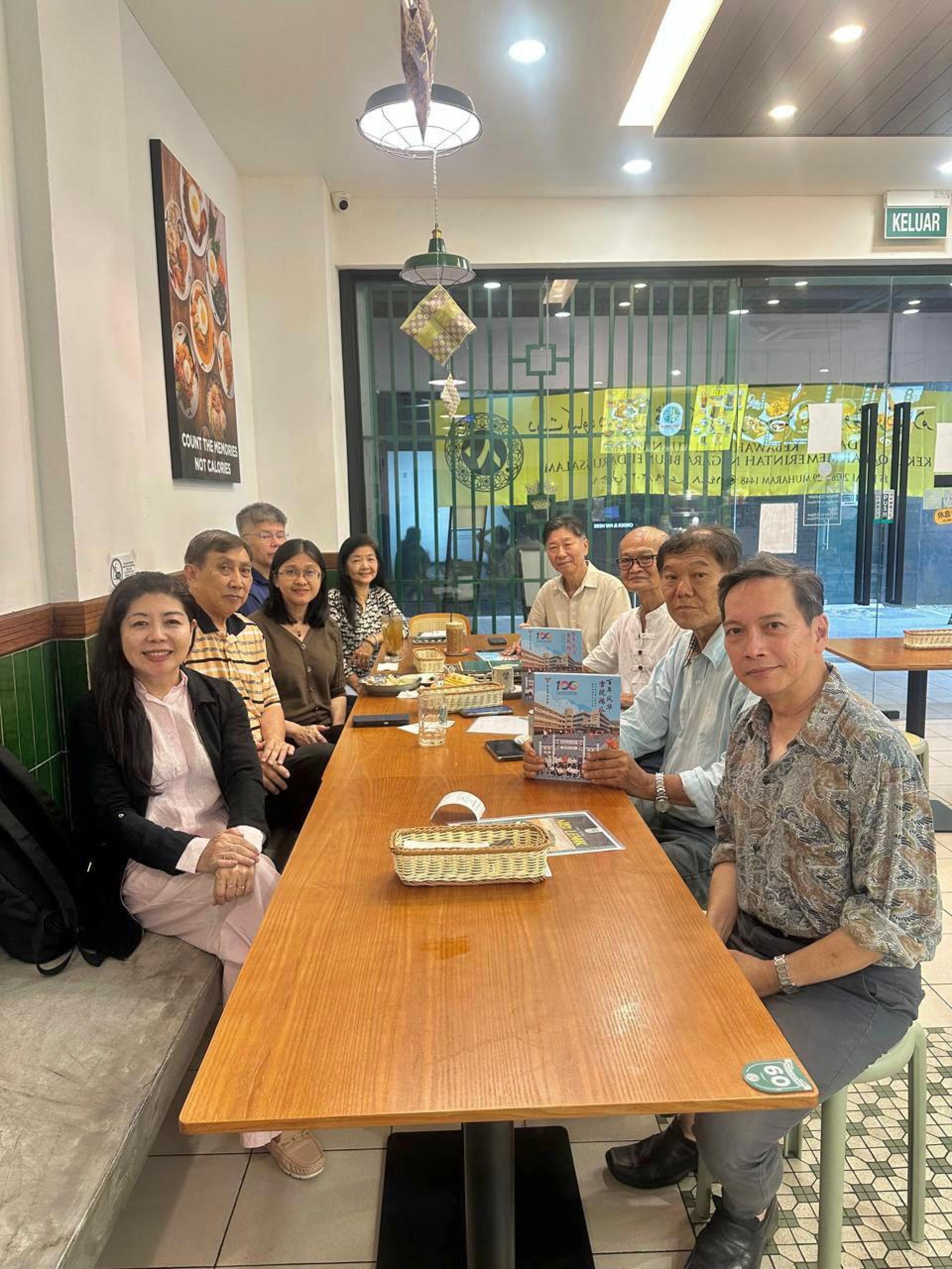 沙巴书艺协会会长杨景明（右五）拜会汶莱中华文艺联合会，并向联合会会长陈丽珍（左四）移交邀请函，诚邀联合会出席2026年9月18日至20日举行的丙午年第52届全国诗人“千里共婵娟”诗墨雅集活动。