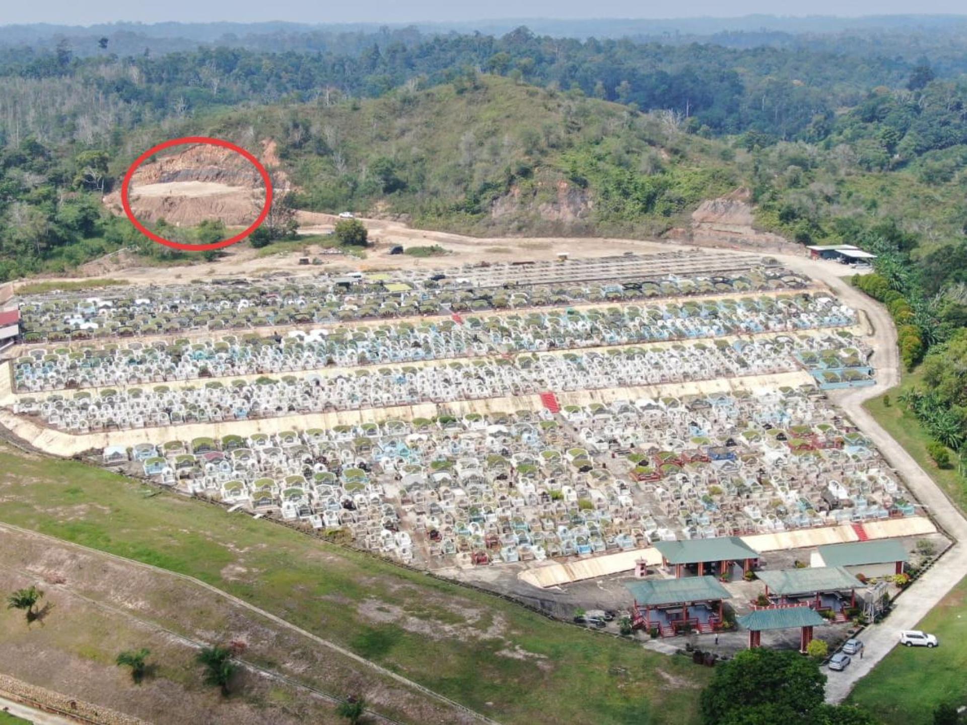 红圈处为位于东谷岭华人义山火化场位置（黄守汉航拍）