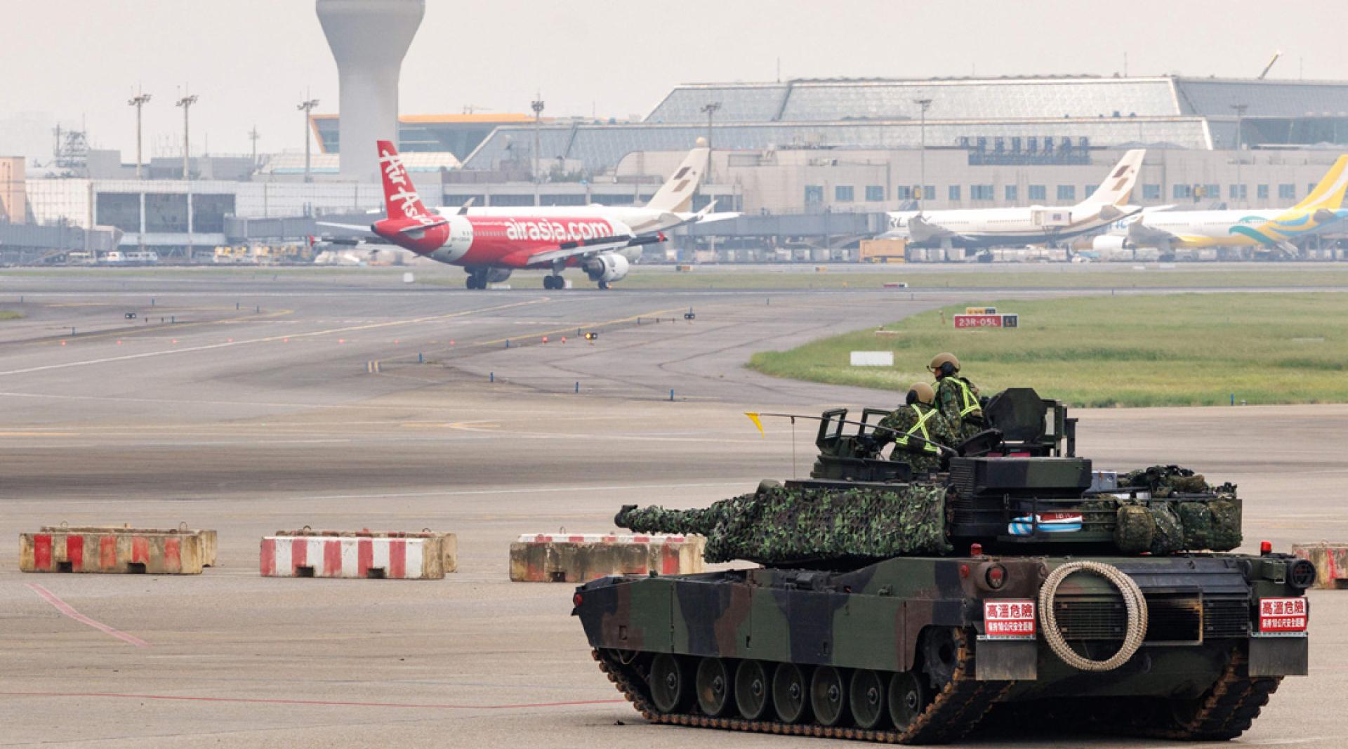 M1A2T主力战车开进桃园国际机场。