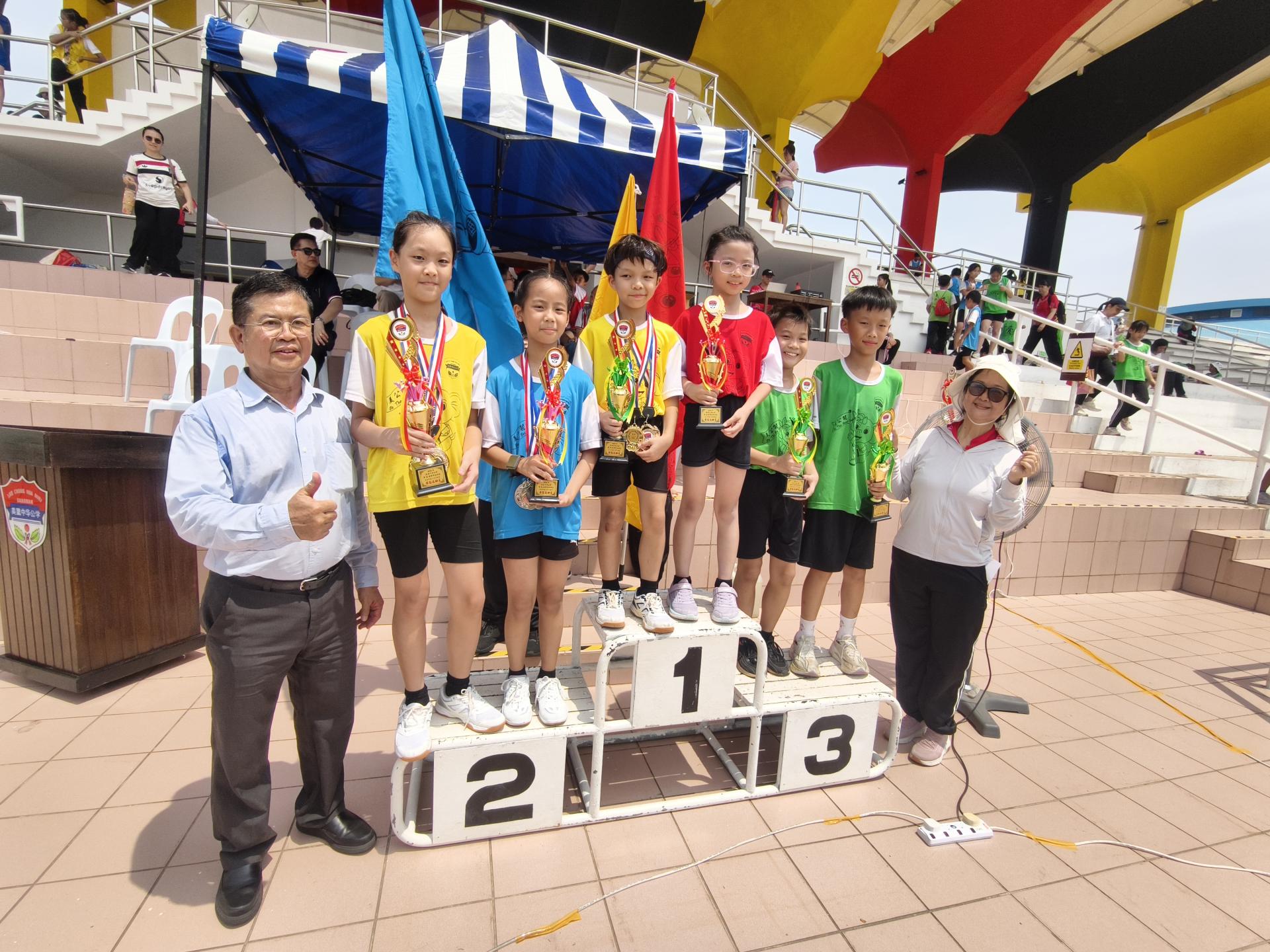 2026年美公运动会最佳男女运动员合影。左为董事长李开运。右为校长陈泳伽表。