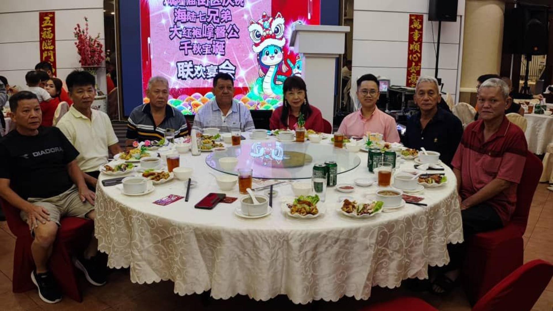 主桌嘉宾合影，左起为许火顺、汪永春、陈明荣、黄家进、林慧英、王宇航、吴章全及叶剑明。