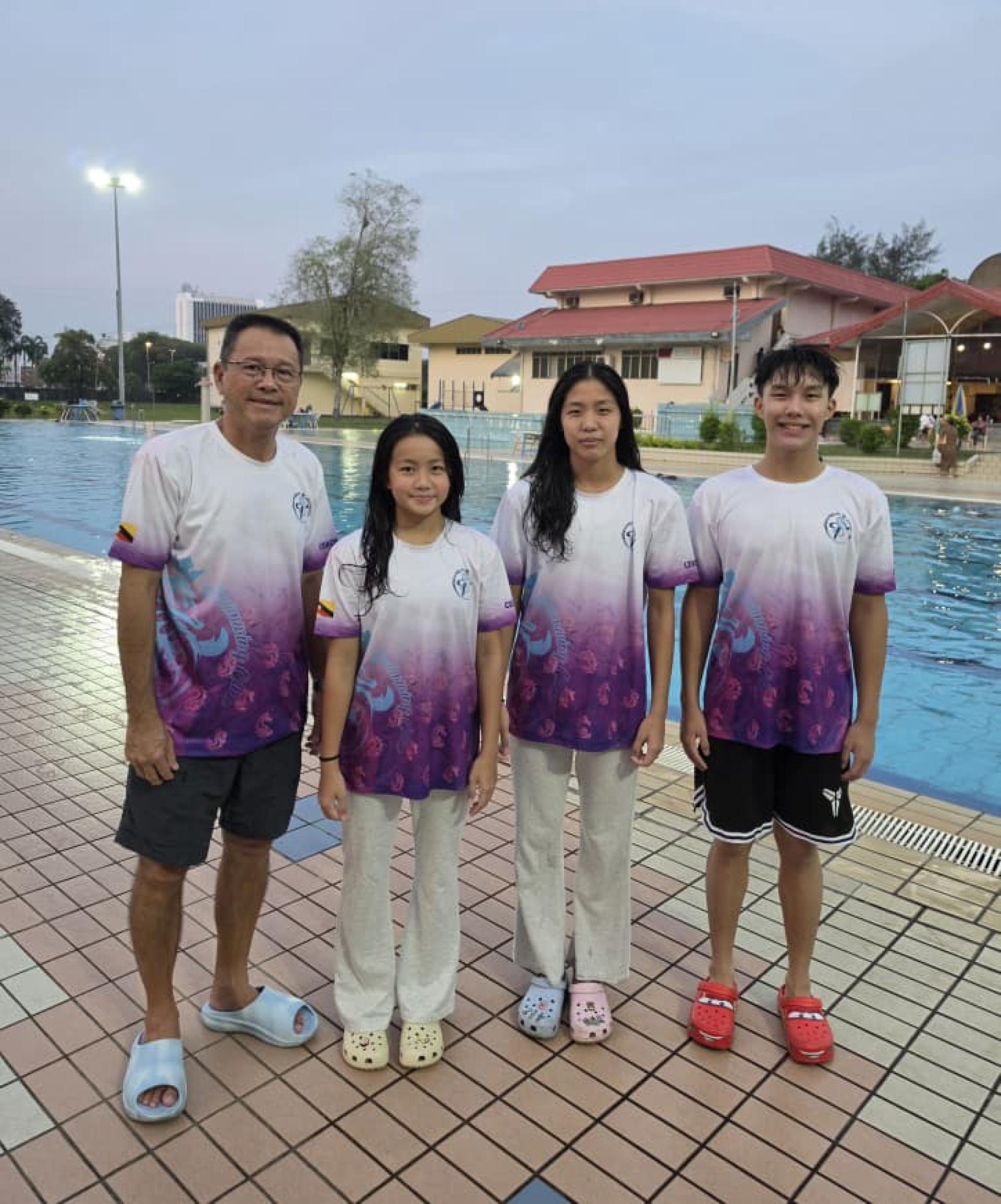 左起为教练钟易强、张语恩、曾莉莎及黄睿杰合影。