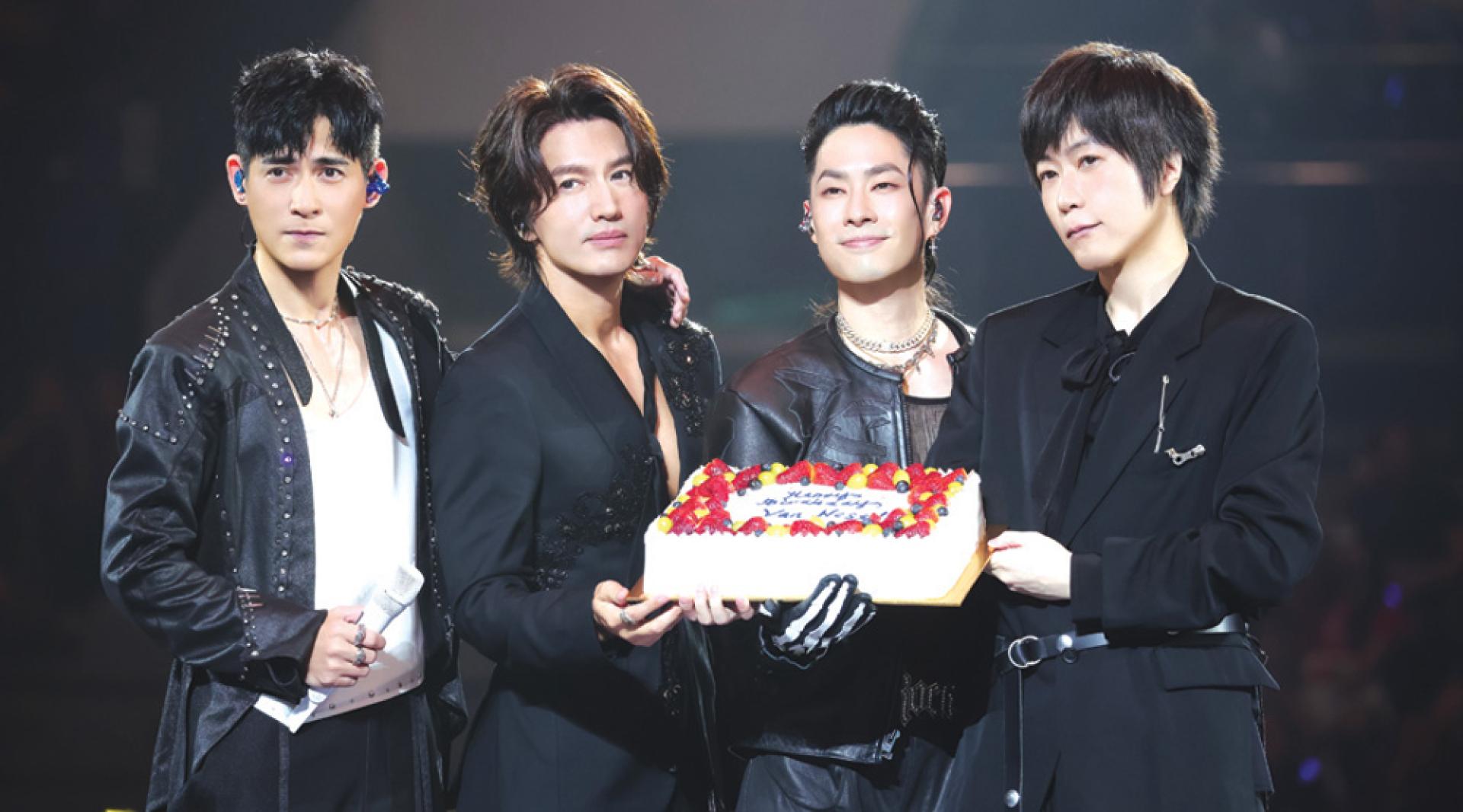 《F FOREVER恒星之城》吉隆坡站首场适逢吴建豪48岁生日，阿信带动全场1万3000名歌迷齐唱生日歌。工作人员随后送上生日蛋糕。吴建豪（右2）还搞怪把奶油抹到周渝民（左起）、言承旭、和阿信（右1）鼻子上。
