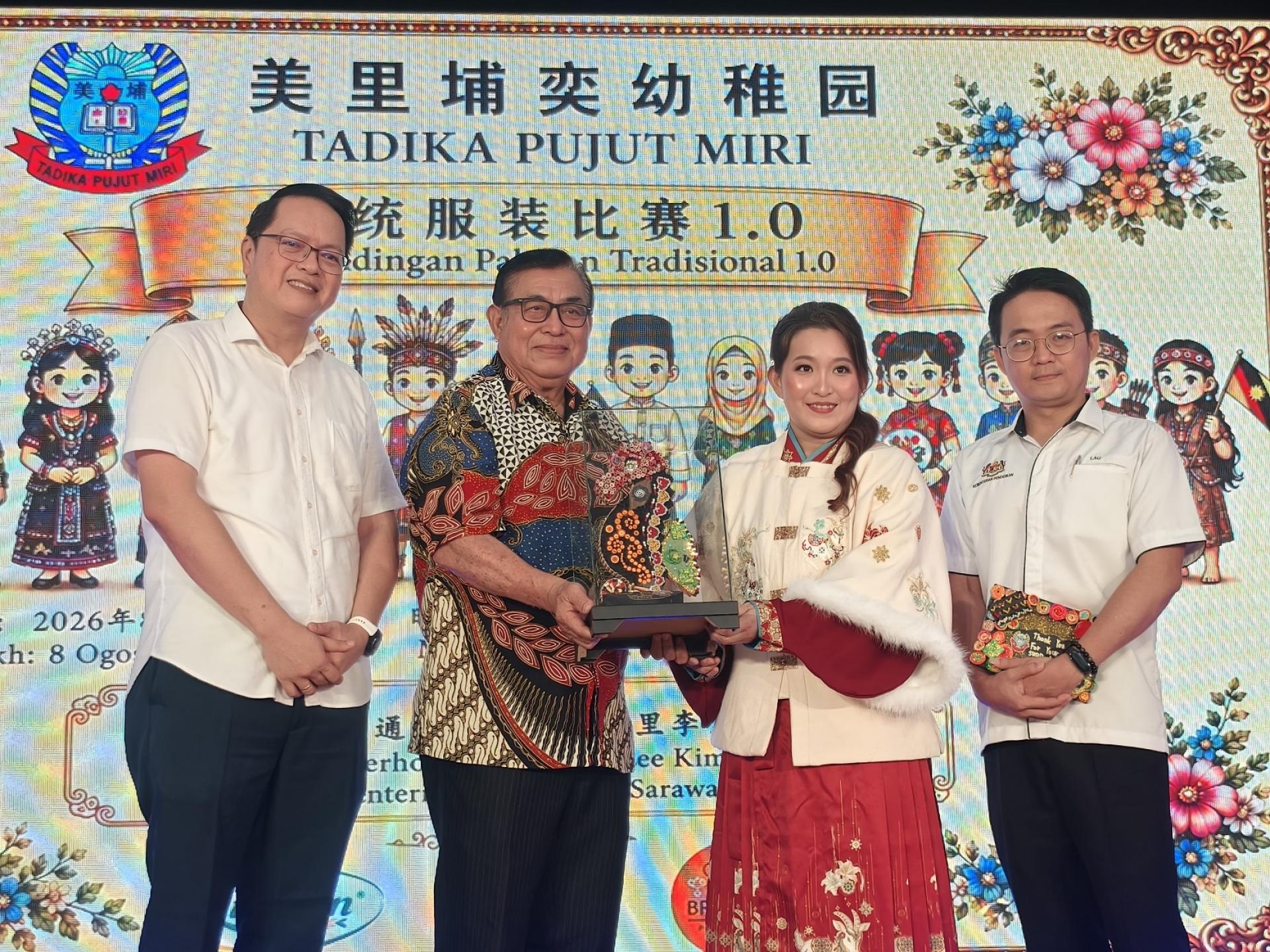 园长李殷稼（右2）赠送纪念品予董事长本固鲁蔡刚明。左为彭小菶，右为刘格元。