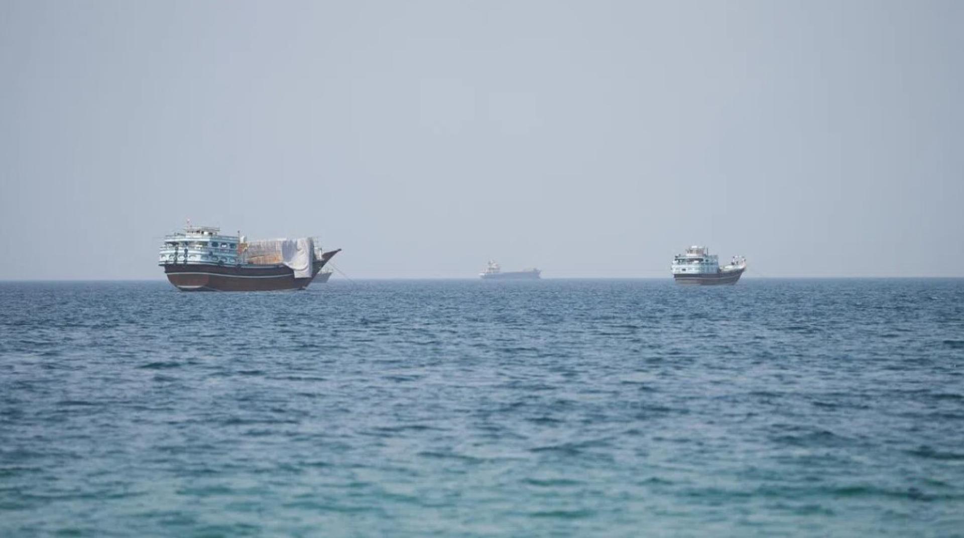 美伊谈判仍未取得实质突破，霍尔木兹海峡局势依然紧张。图为8月6日从阿曼穆桑代姆拍摄的霍尔木兹海峡附近水域船只。