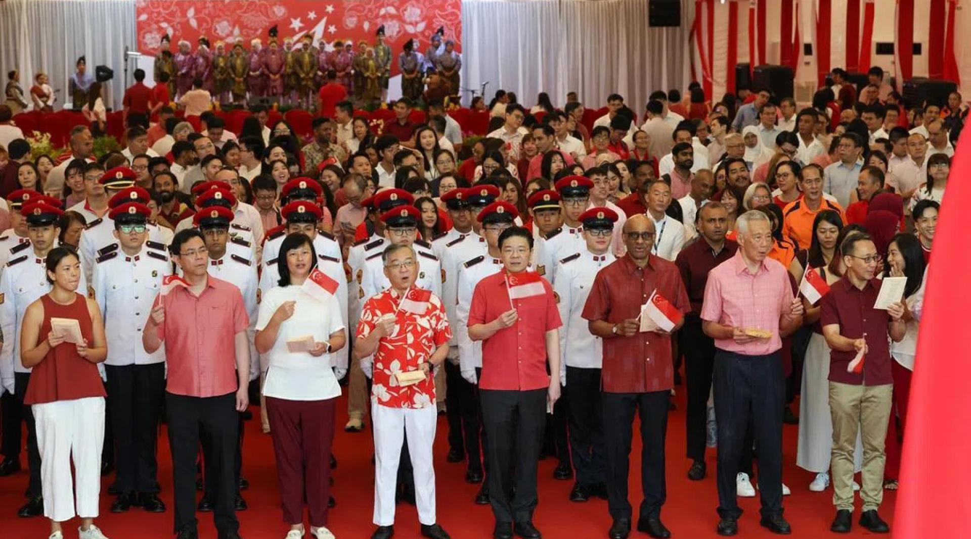 新加坡总统府8月7日举行国庆敬礼仪式。右三为总统尚达曼，右4为总理黄循财。