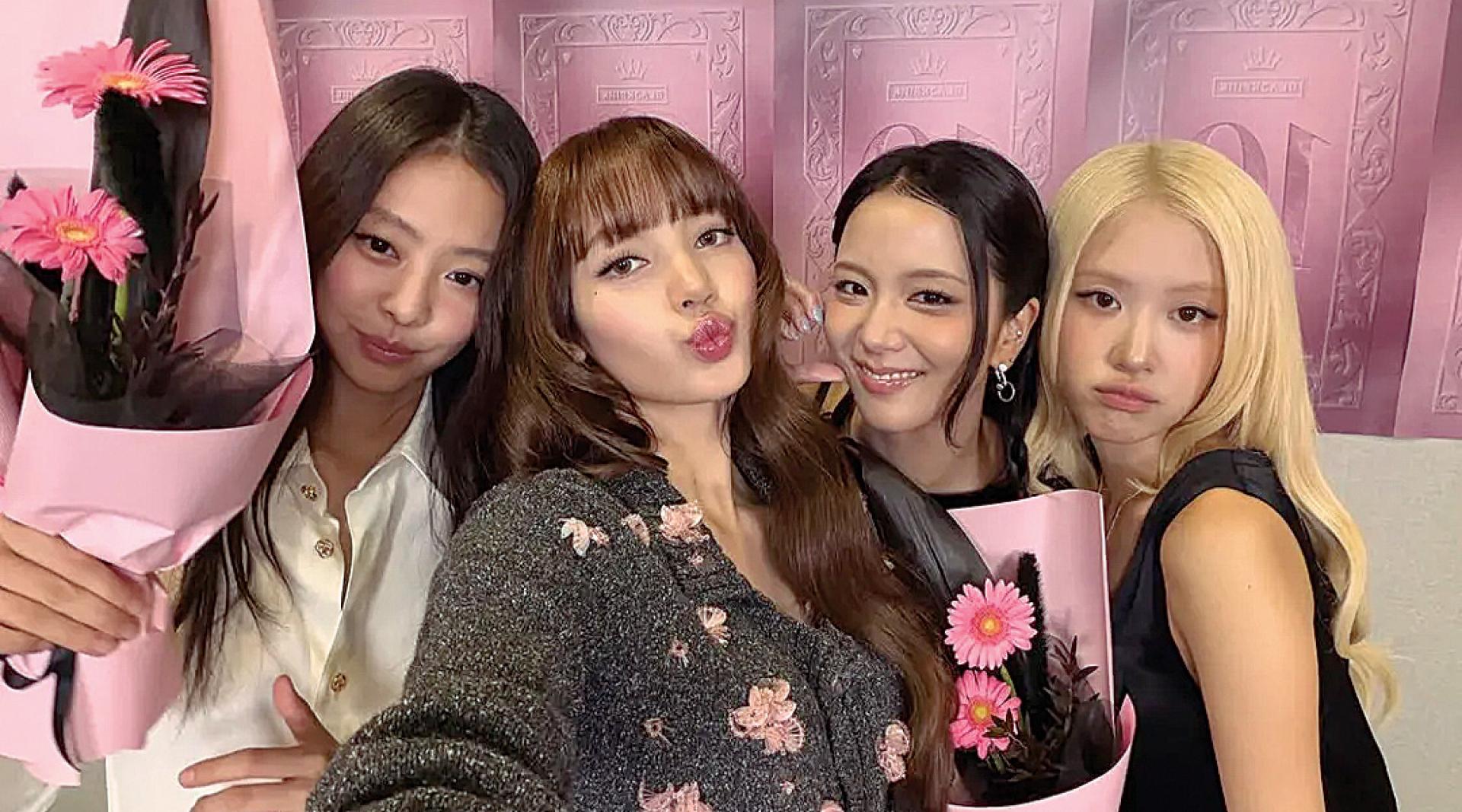 BLACKPINK 10周年太混乱，继Jisoo（右二）落泪道歉后，Lisa（左二）也不舍发声了，承诺会继续努力。