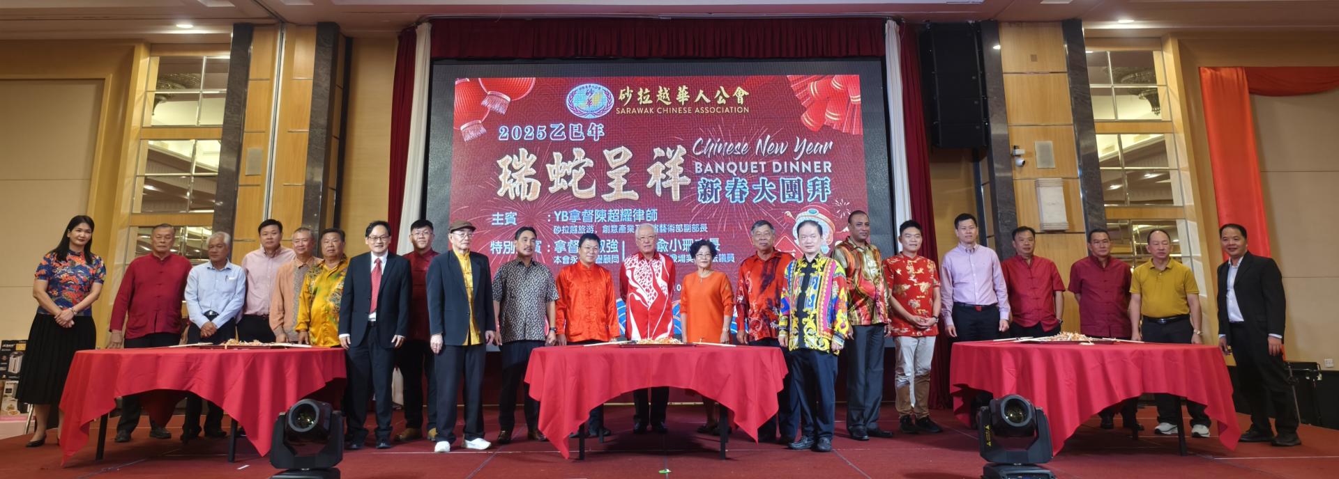 众嘉宾于捞生仪式上合影。