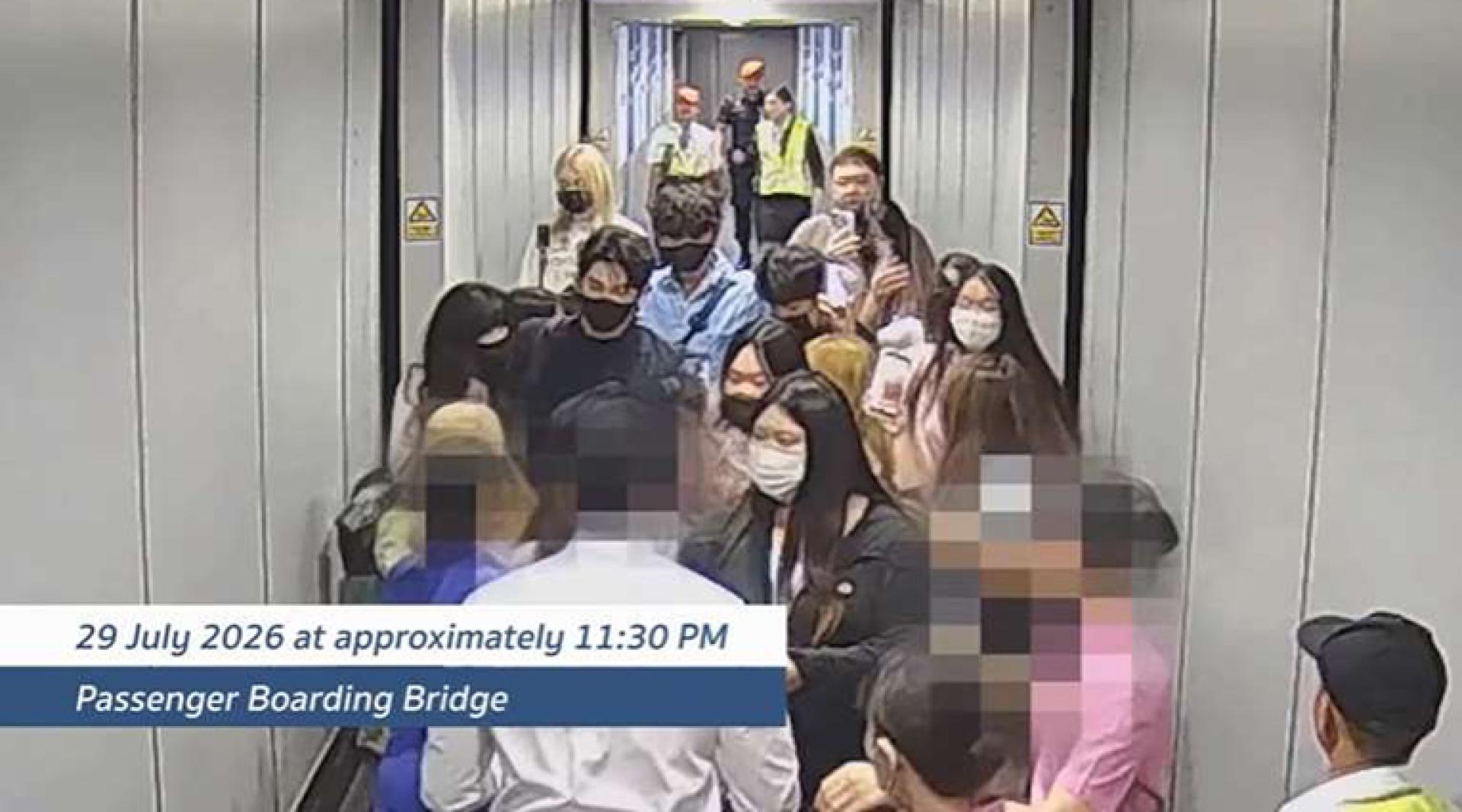 因追星而违反苏凡纳布机场及航空公司安全规定，共有22位中国人遭拒绝登机并导致班机延误。
