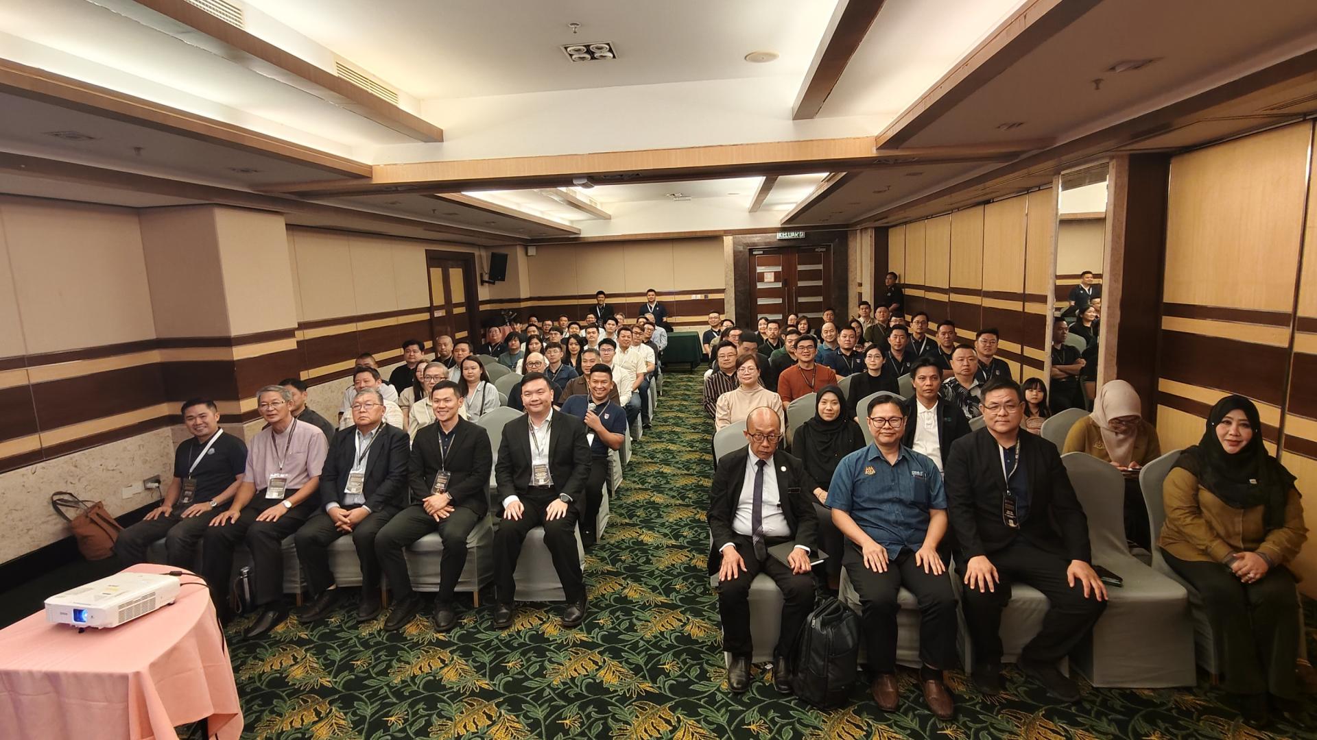 所有出席者在对话会上合影。