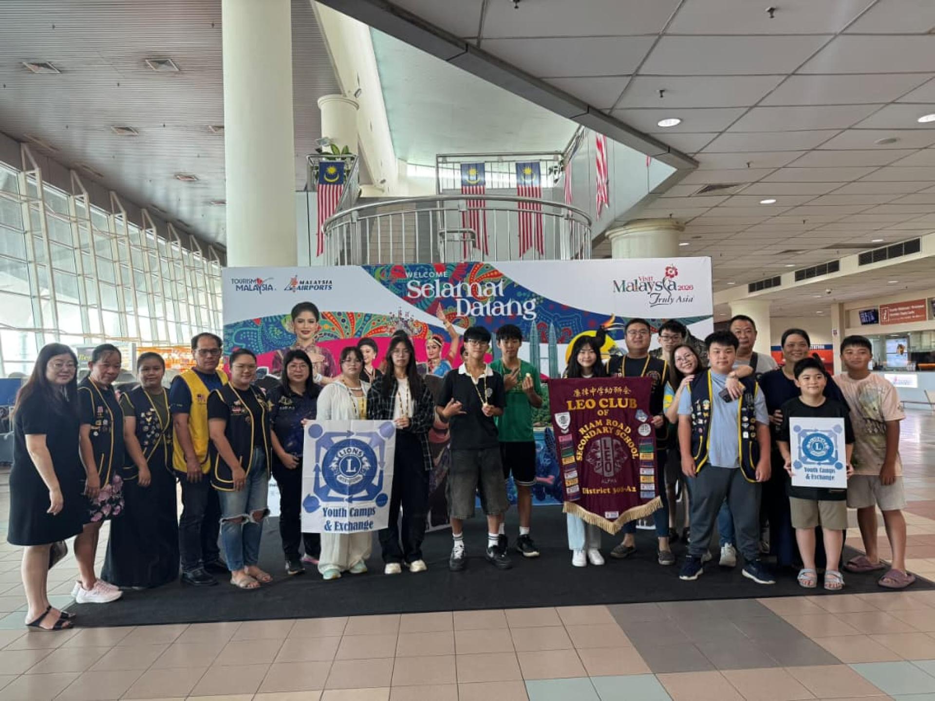 国际狮子会308A2区第四专区第9分区狮子会成员与4名台湾幼狮及领养家庭成员在美里机场合影。