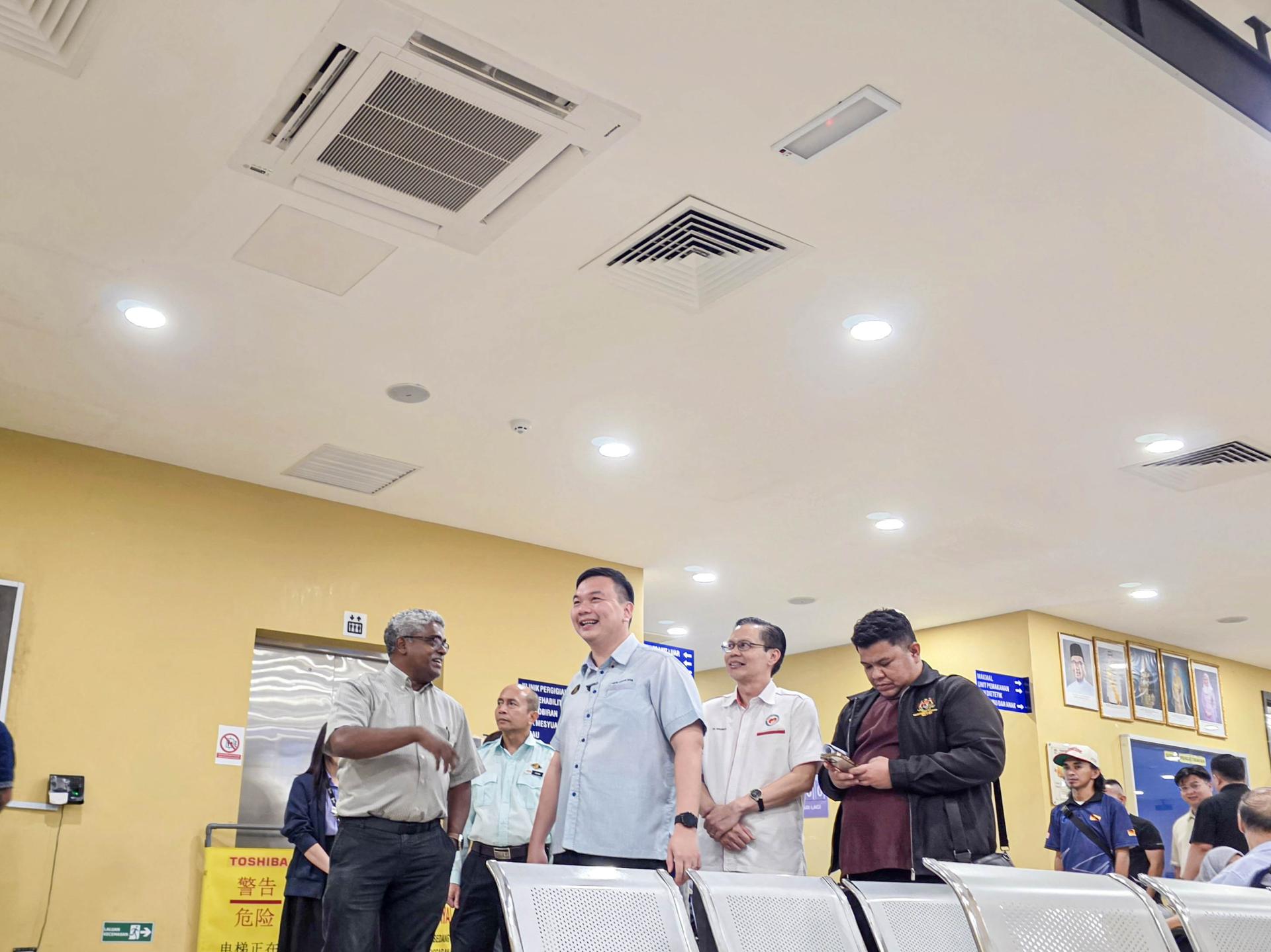 美里城市诊所安装全新独立式冷气设备后，候诊环境明显改善。右3为美里区国会议员兼旅游、艺术及文化部副部长赵俊文巡视运作效率。