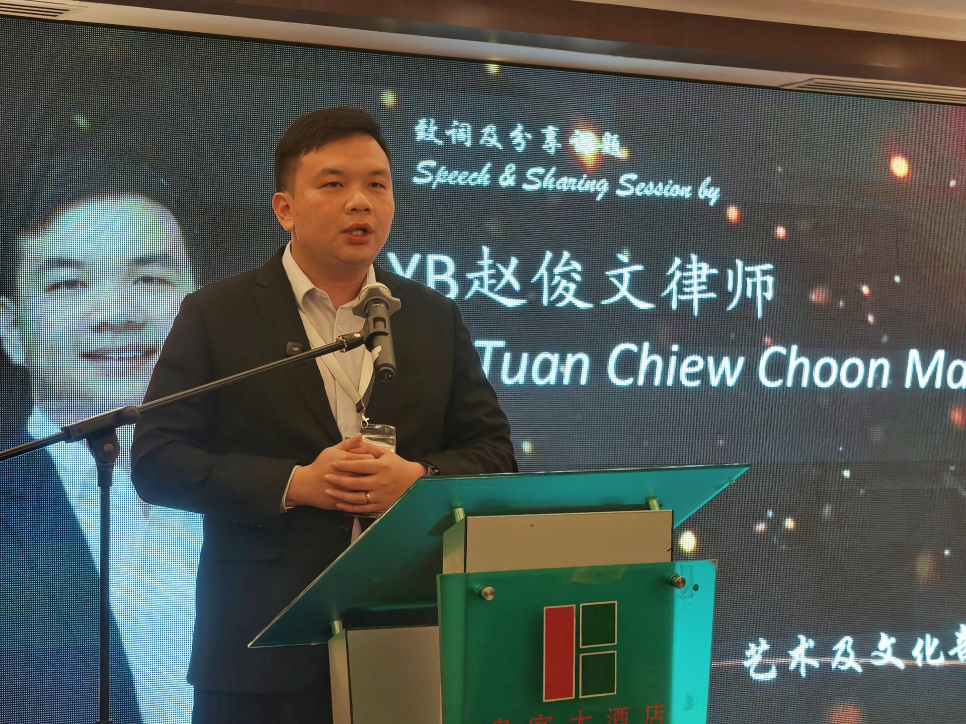 美里区国会议员赵俊文鼓励年轻人拥有独立思维和独立见解，这样整个社会才会有更多创新想法及进步的机会。