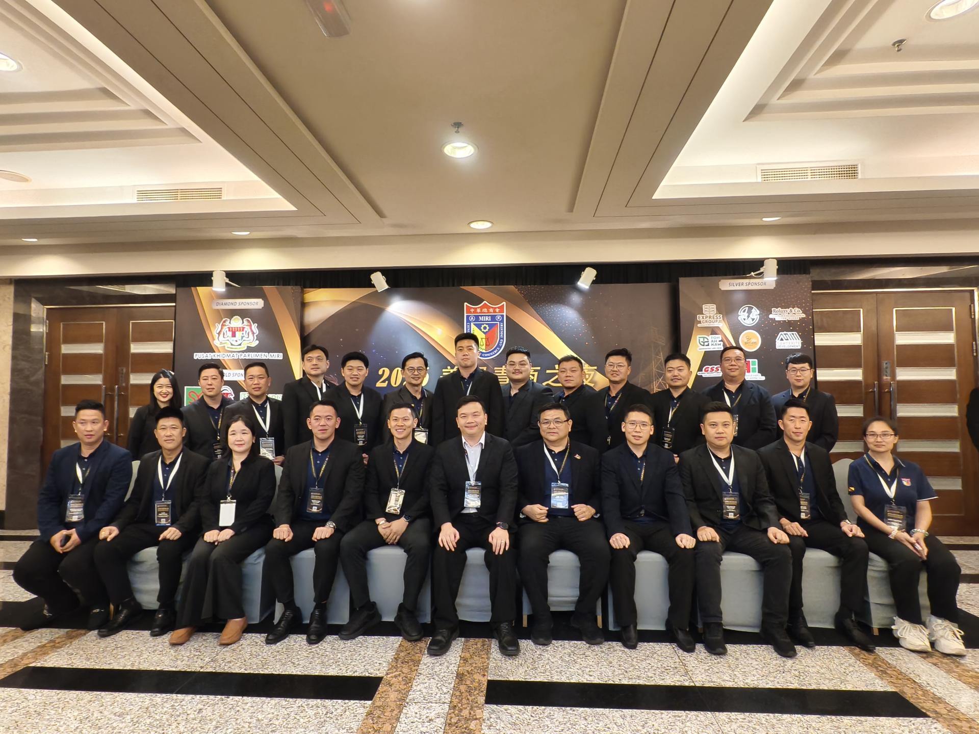 美里区国会议员兼联邦旅游副部长赵俊文（中）与美里中华总商会青商团团委于“2026美里青商之夜”合影。右5为团长叶馥兴。
