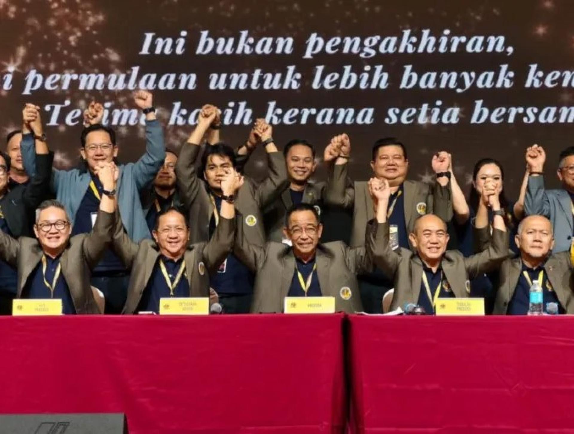 砂拉越国家青年组织主席拿督斯里阿都卡林（中）及副主席拿督杰拉德仁达贾布（右2），在2026年至2029年届期不战而胜后，与其他领导层合影。图：Ukas