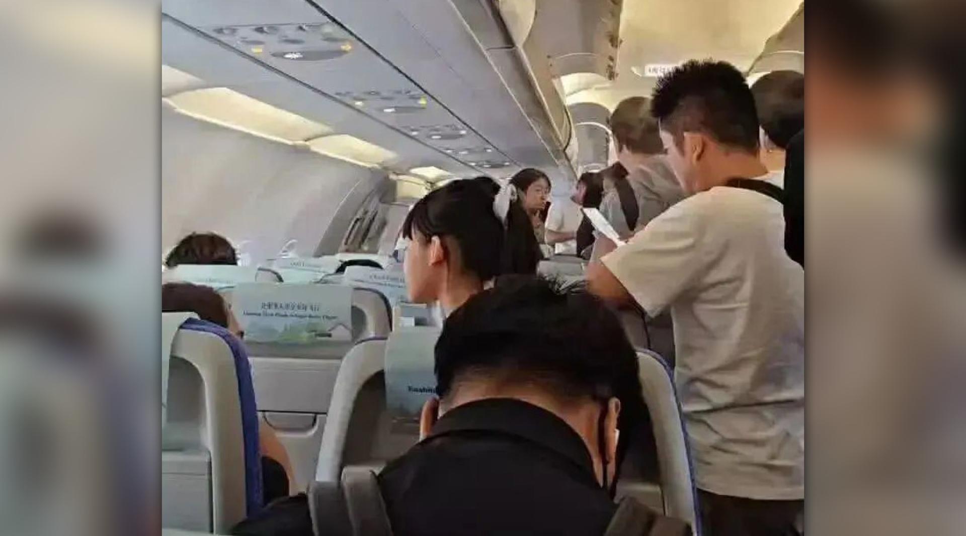 航班延误3小时，乘客们感到无奈。