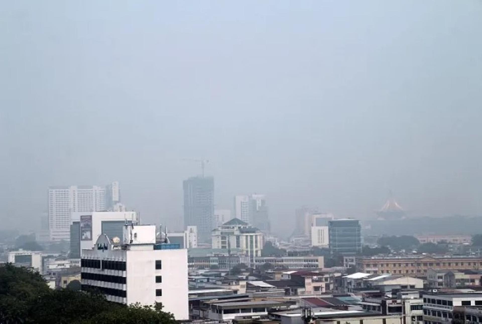 古晋烟霾笼罩的城市天际线档案照。