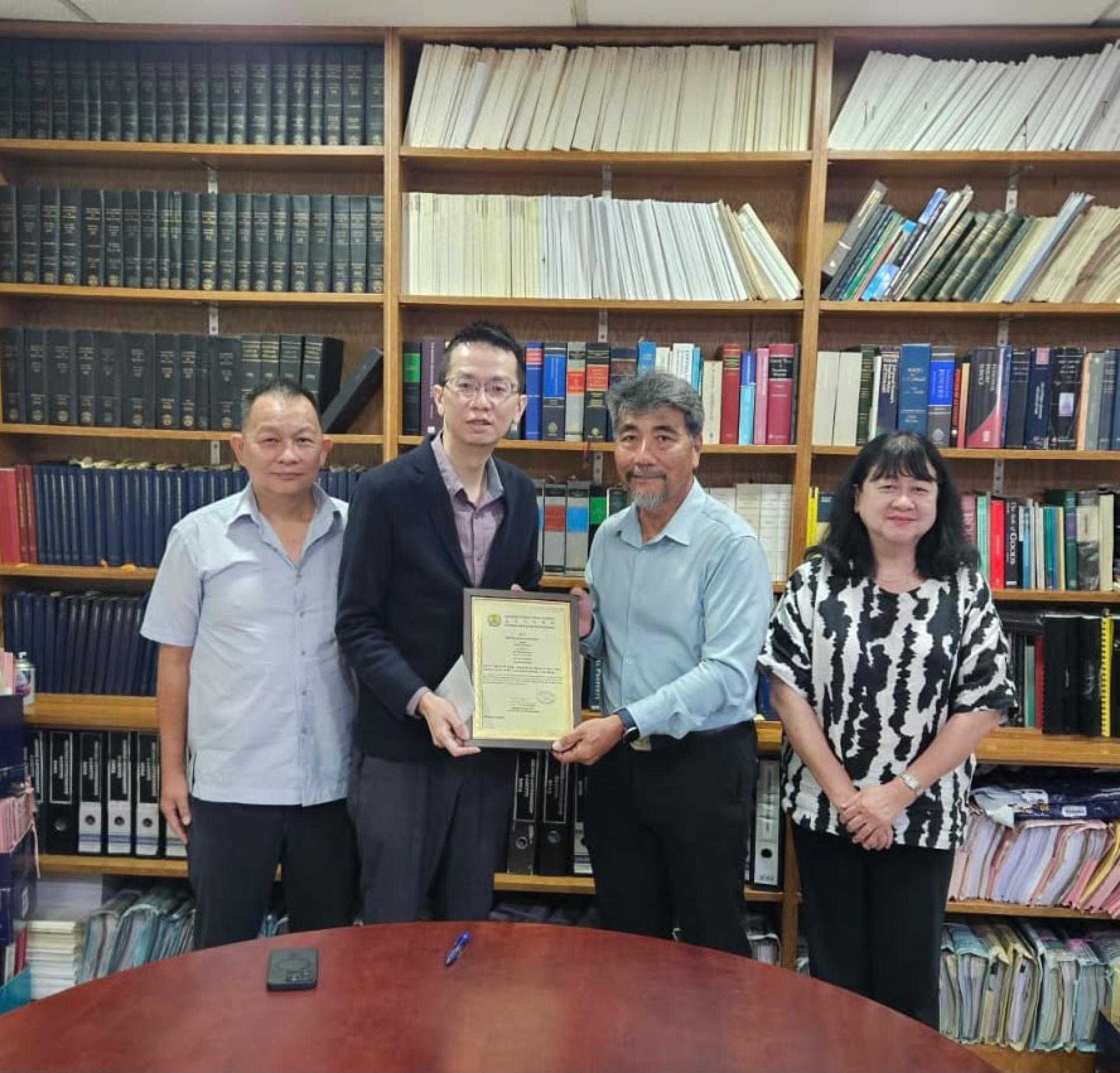 九汀中华学校董事会代表颁发聘书于陈志辉律师。右一为校长陶美华、右二为杨文成董事长，左二为陈志辉律师，左一为署理董事长黄义强。