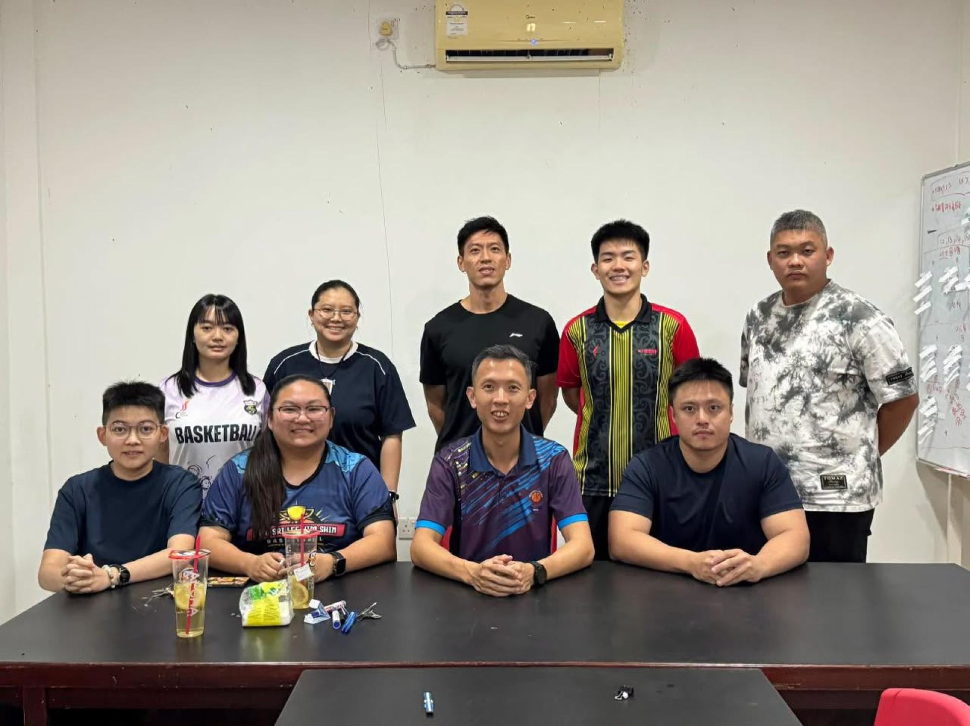 “2026年实威霸级市场商业杯男女公开暨宿将组篮球锦标赛筹备会成员合影。前排右2为美里篮球  总会主席兼赛事总监廖国炜；后排中者为筹备会主席蔡和成。