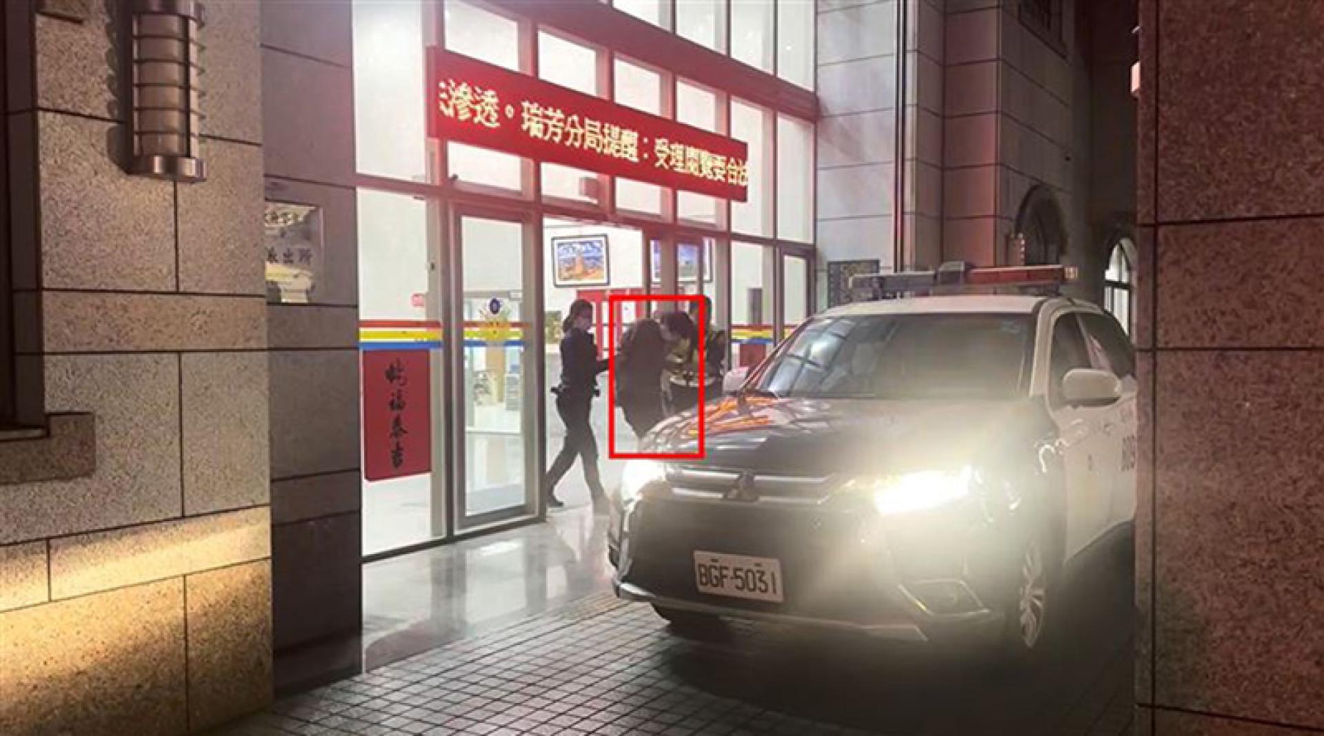 简男因不满遭检举排放粪水，持刀攻击连姓邻居，又将其左右眼珠挖出，遭法院重判14年6月。