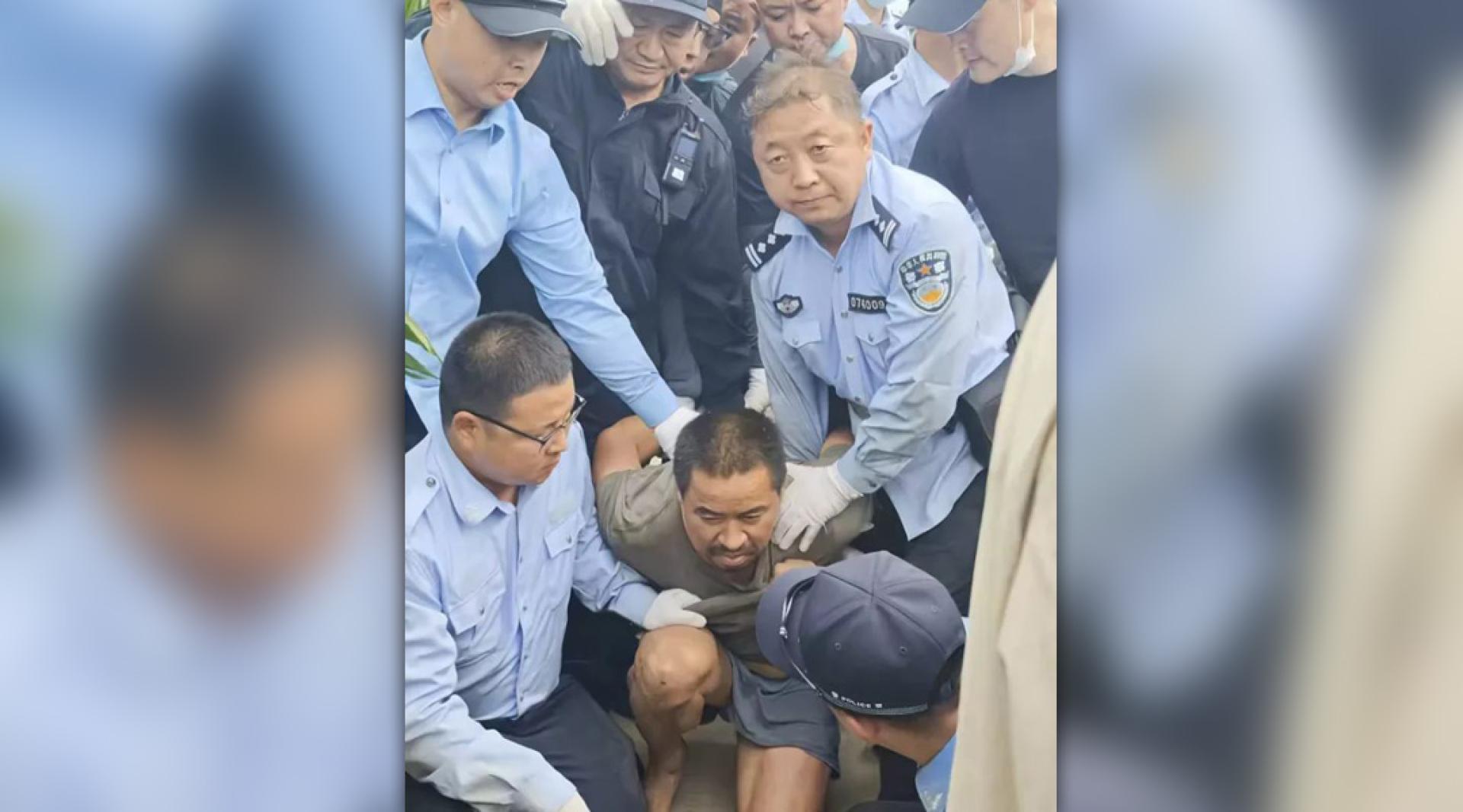 “西平大侠”怒杀村霸，被捕时昂首挺胸。