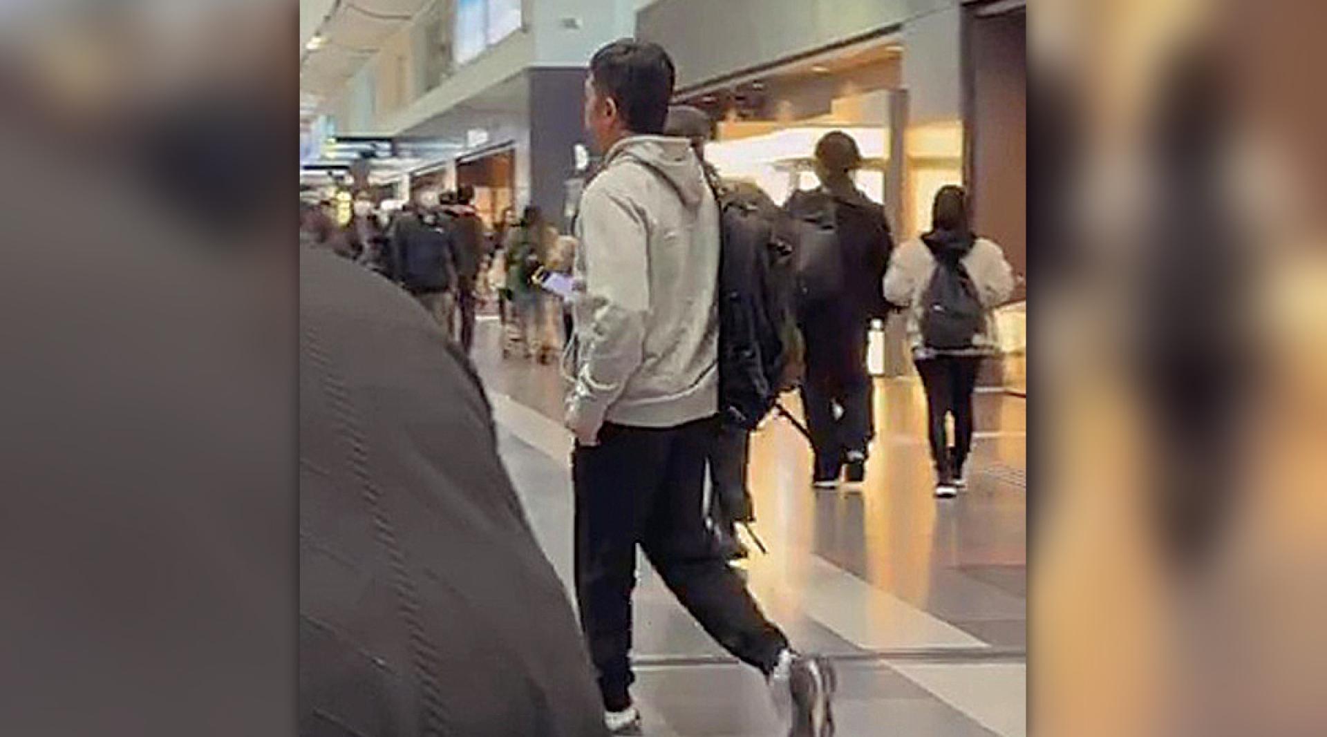 梁朝伟独自现身东京机场。